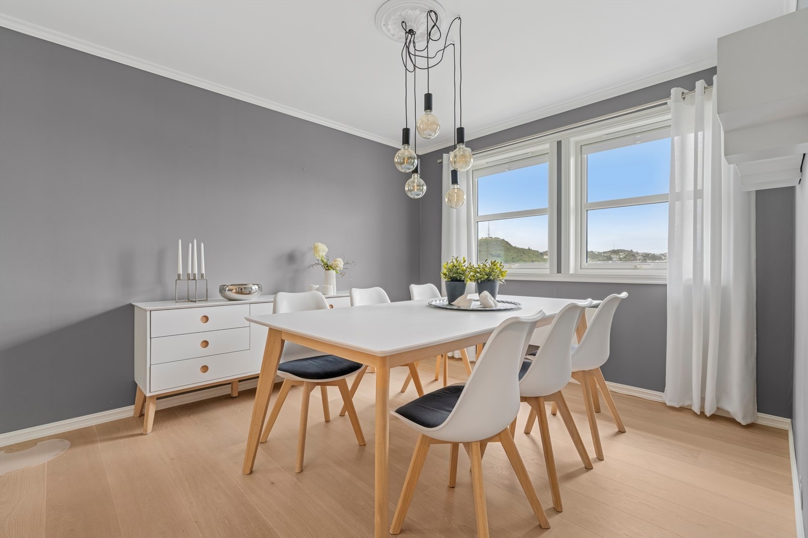 Fin spiseplass - Kjøkkenet er innredet slik at matlagingen forenes med sosialt samvær. De generøse vinduene slipper inn mye naturlig lys. Galleribilde