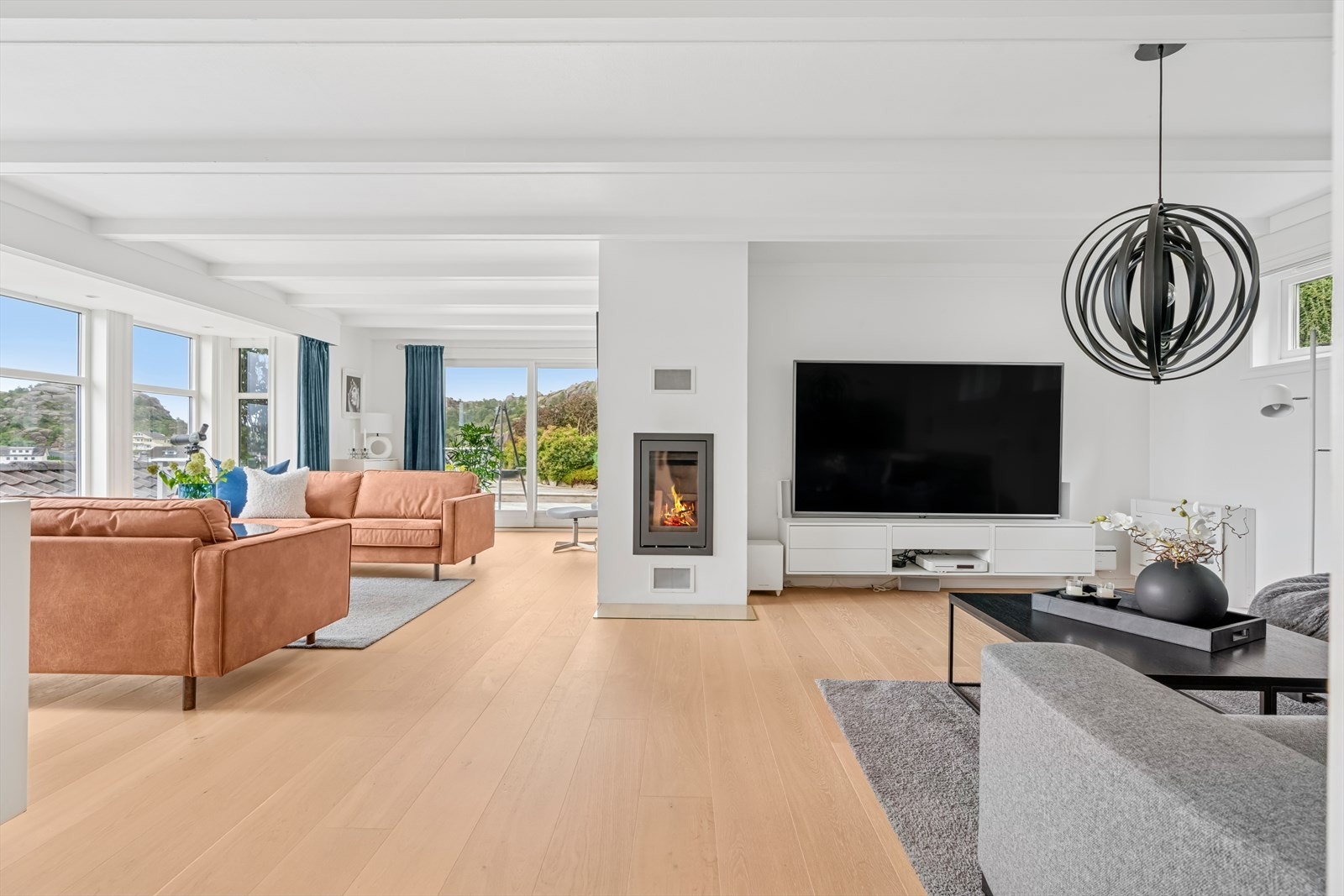 Store vindusflater som lar dagslyset flyte fritt. Galleribilde