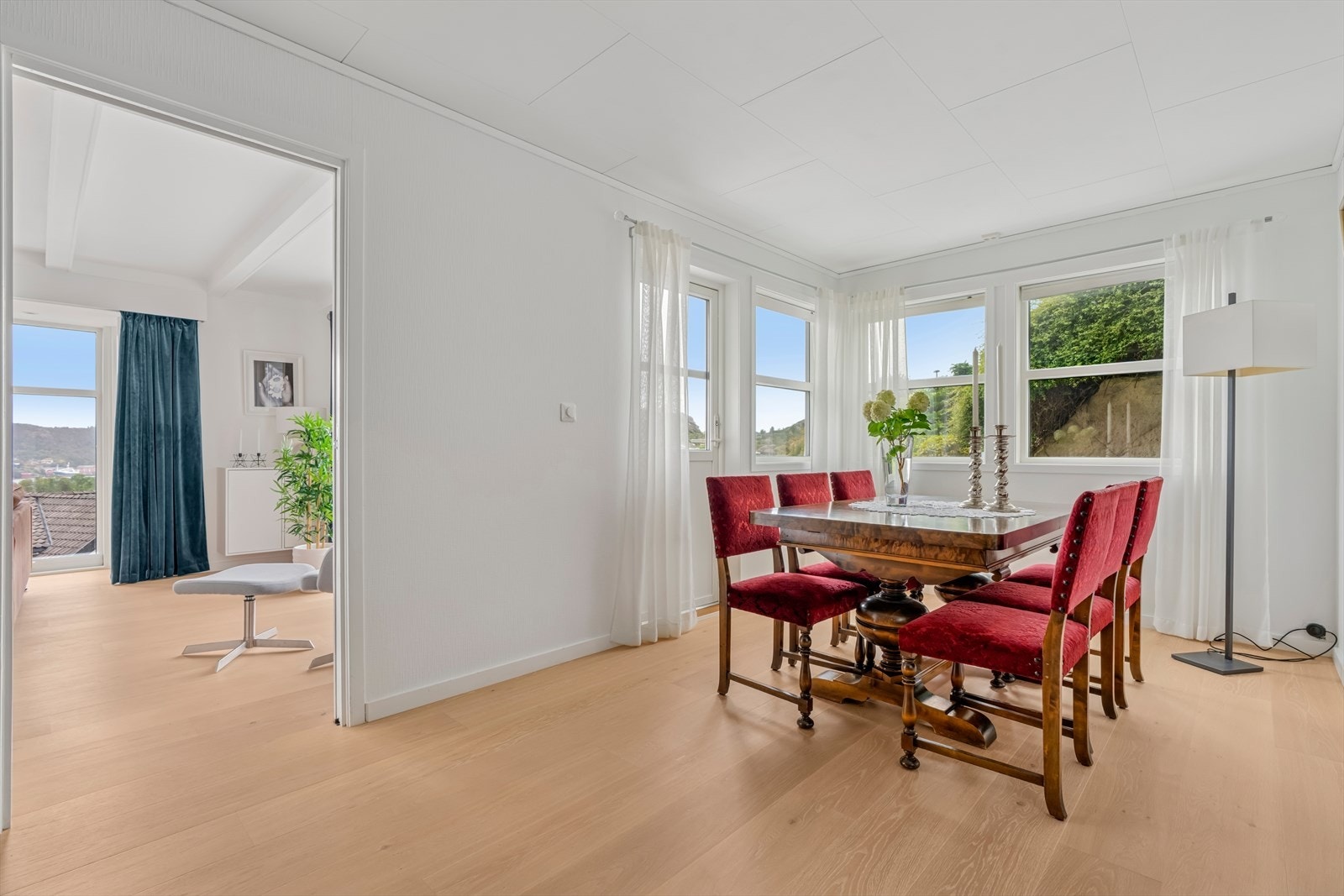 Spisestue - Familiens samlingspunkt, her nytes gode måltider. Også her er det utgang til terrasse. Galleribilde