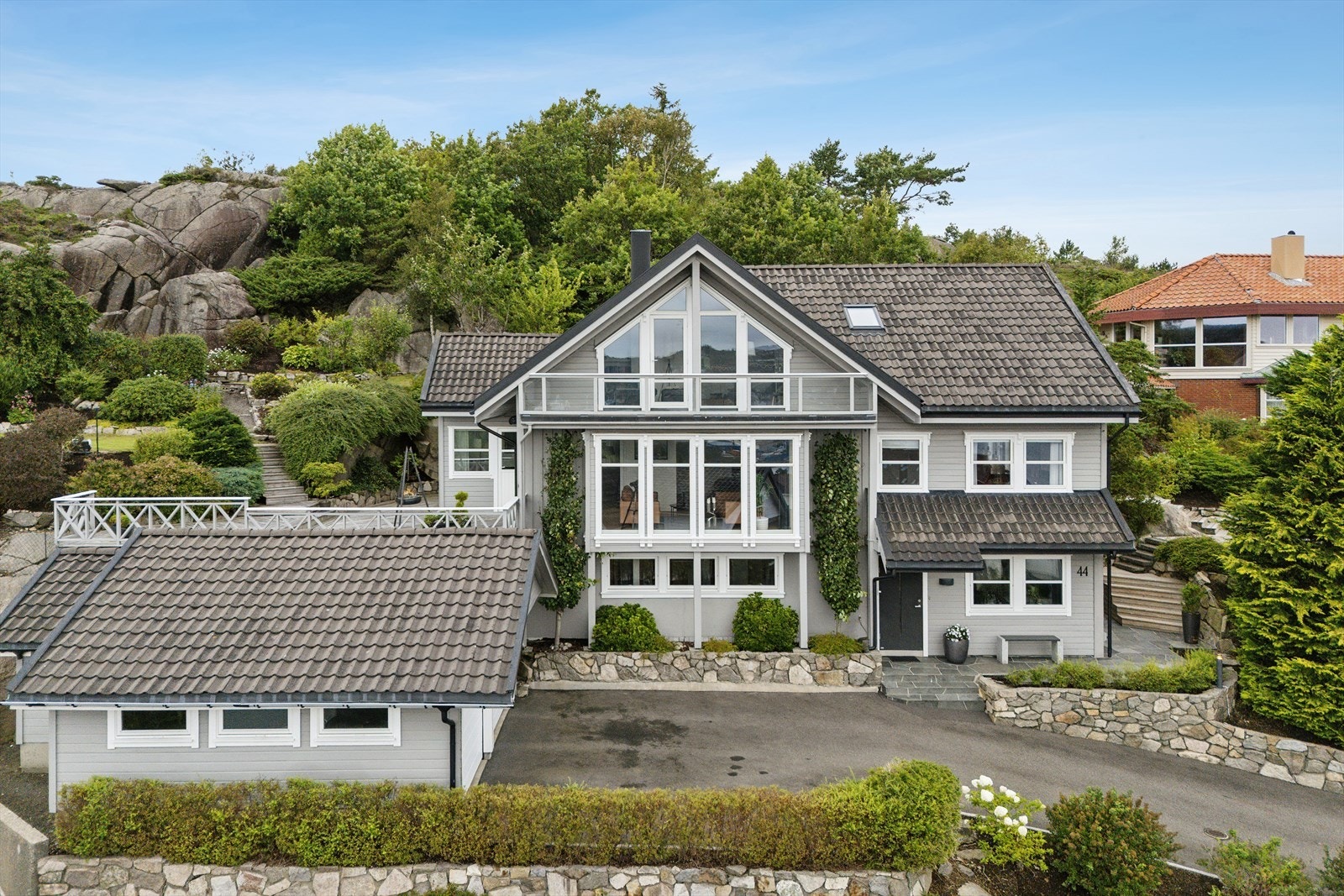 Her bor du sentralt og trygt, med gangavstand til både dagligvarebutikk, barneskole, hele tre barnehager og moderne idrettsanlegg. Like i nærheten finner du også Arbeidskirken, som tilbyr et variert aktivitetstilbud for både store og små! Galleribilde