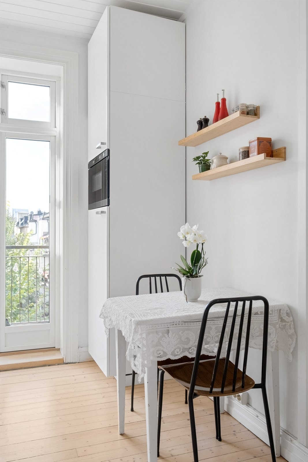 - Plass til mindre spisebord på kjøkkenet - Galleribilde