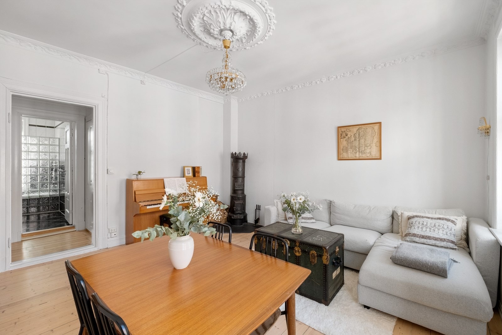 - God plass til sofaseksjon med tilhørende møblement og spisebord - Galleribilde