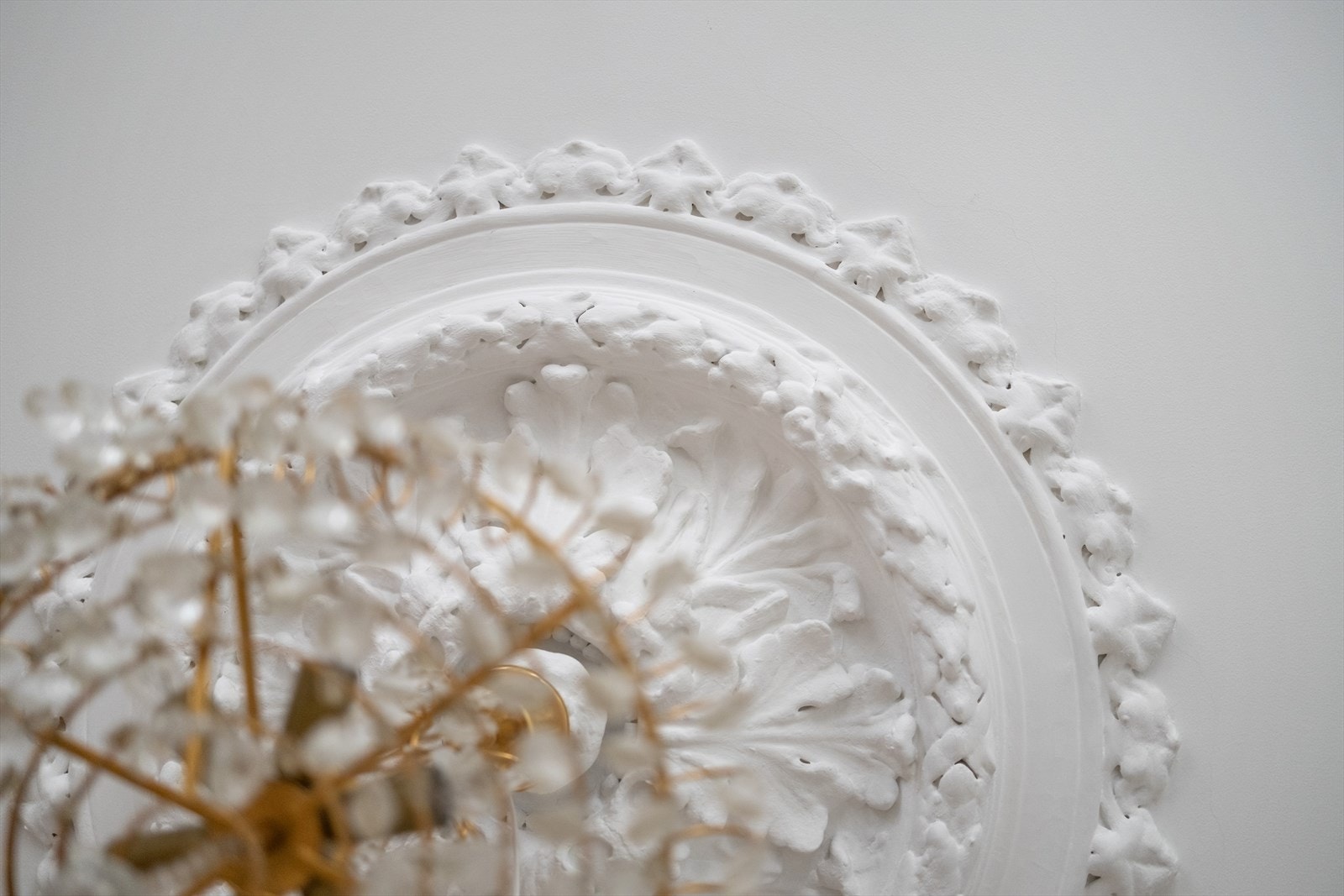 - Klassiske detaljer som rosett i himling - Galleribilde