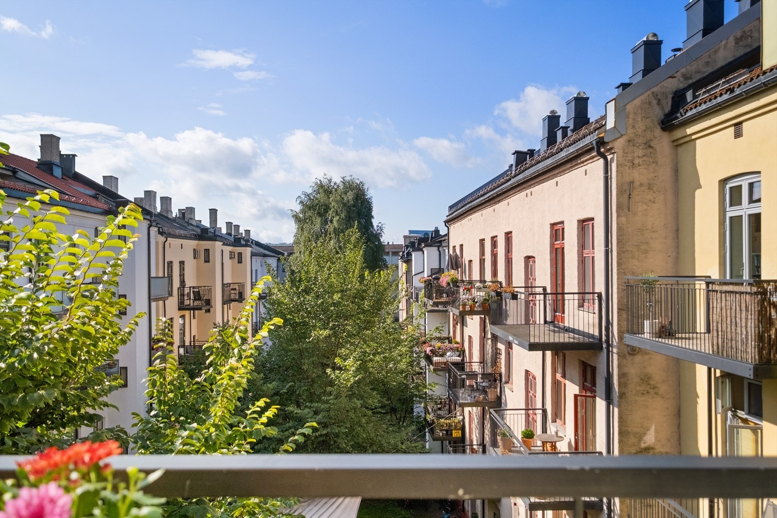 - Balkongen vender mot rolig bakgård - Galleribilde