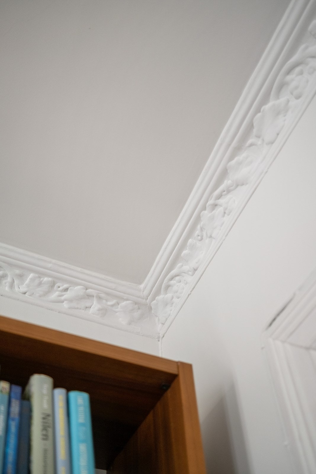 - Klassiske detaljer som stukkatur i himling - Galleribilde