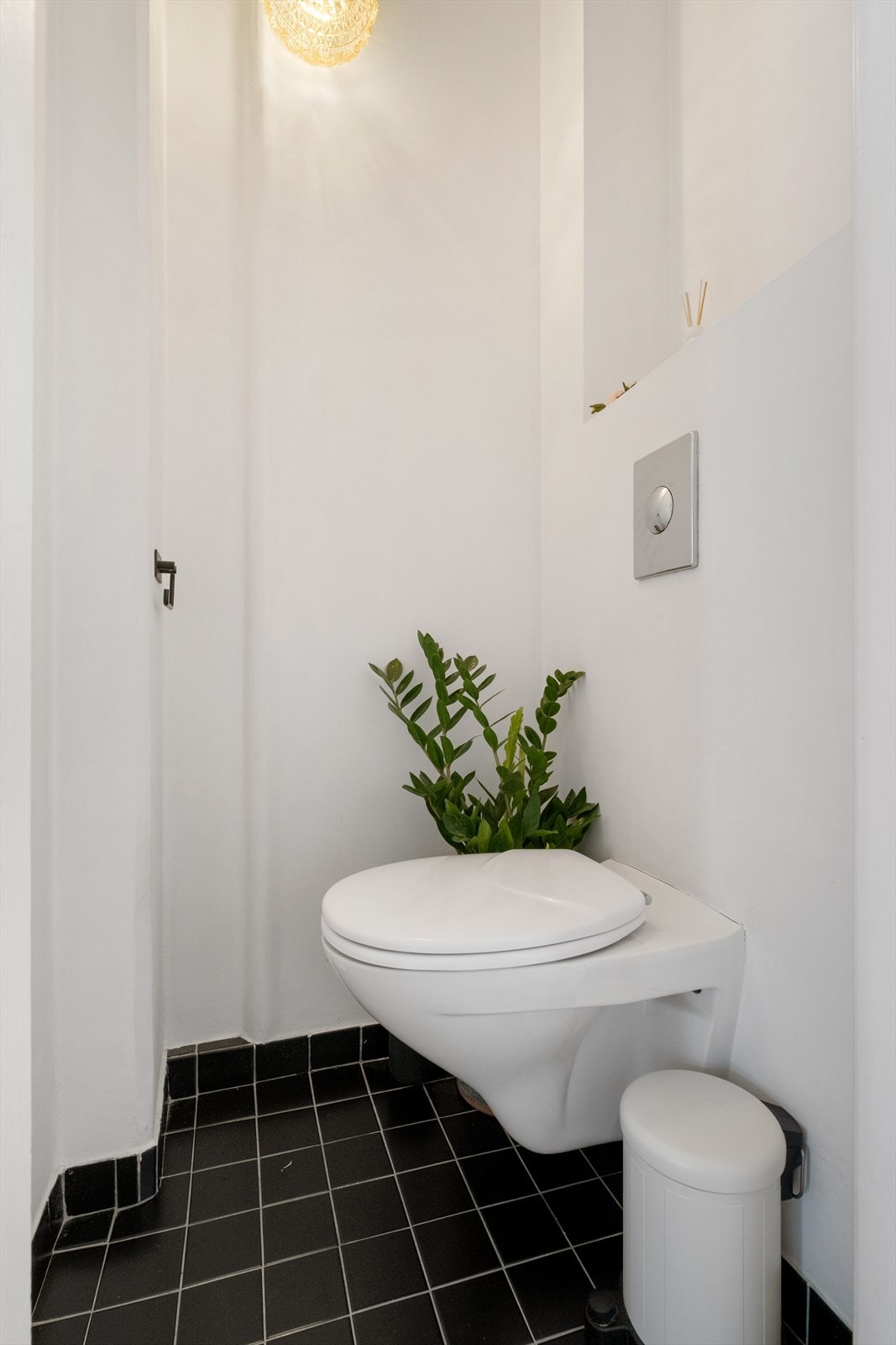 - Separat og praktisk toalettrom. Rommet er innredet med vegghengt klosett. Det er opplegg for å installere vask. Naturlig avtrekk - Galleribilde