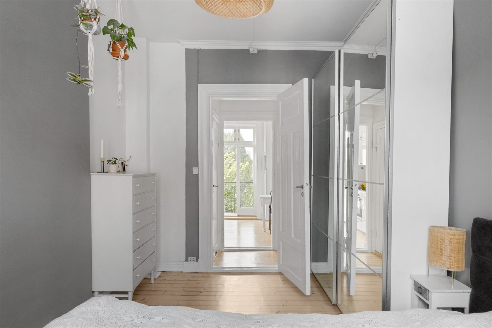 - Masse oppbevaringsplass i skyvedørsgarderobe - Galleribilde