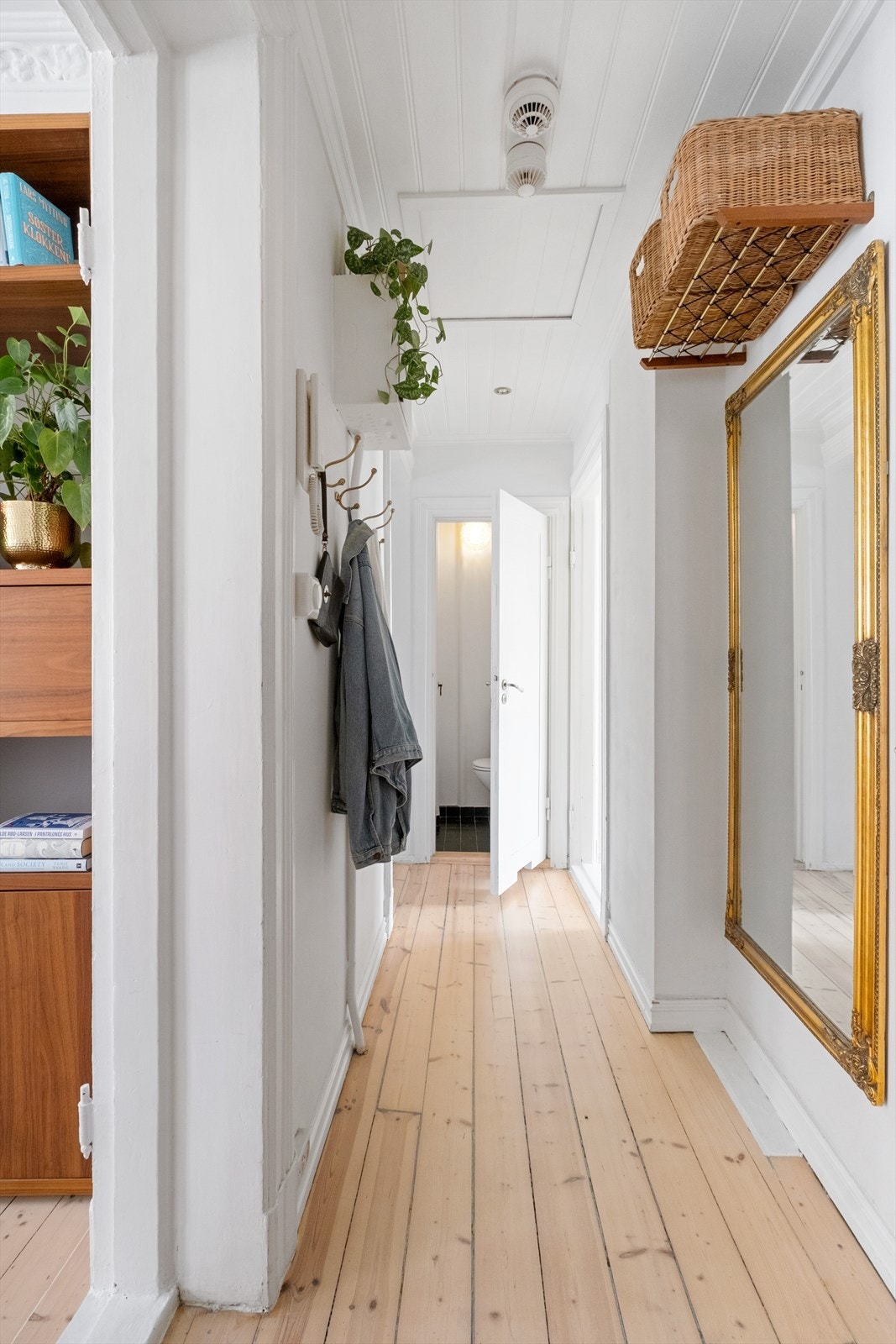 - God plass til sko og yttertøy - Galleribilde