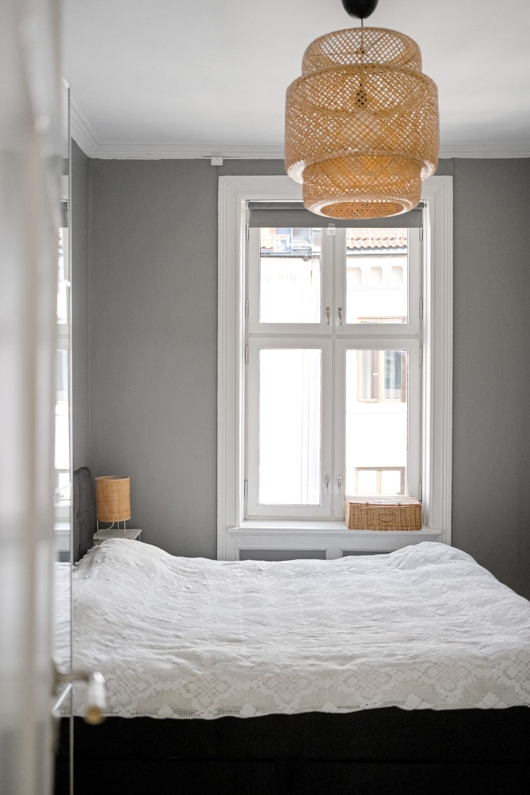 - God plass til dobbeltseng med tilhørende nattbord - Galleribilde