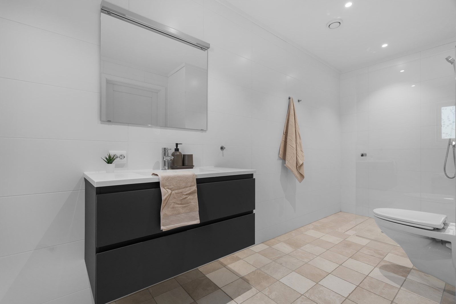 Det er 2 bad i leiligheten - her fra bad nr 2 som har tilkomst fra gangen Galleribilde