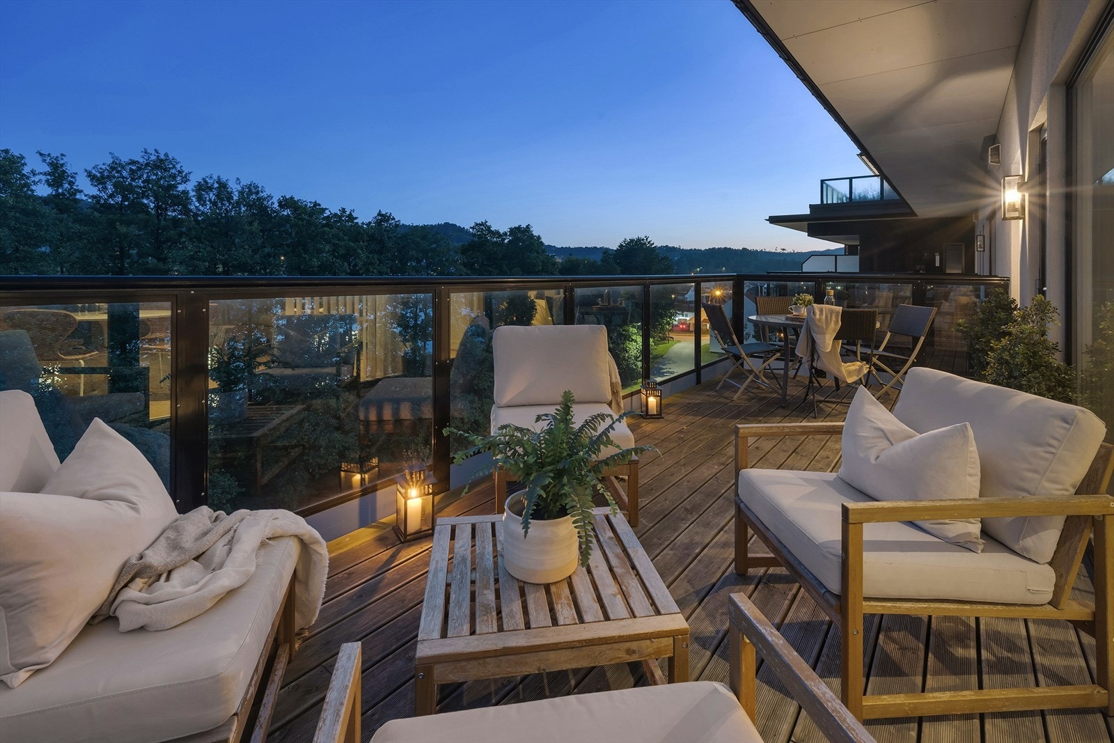 Ut på verandaen kan du nyte solfylte dager i lune og fine omgivelser Galleribilde