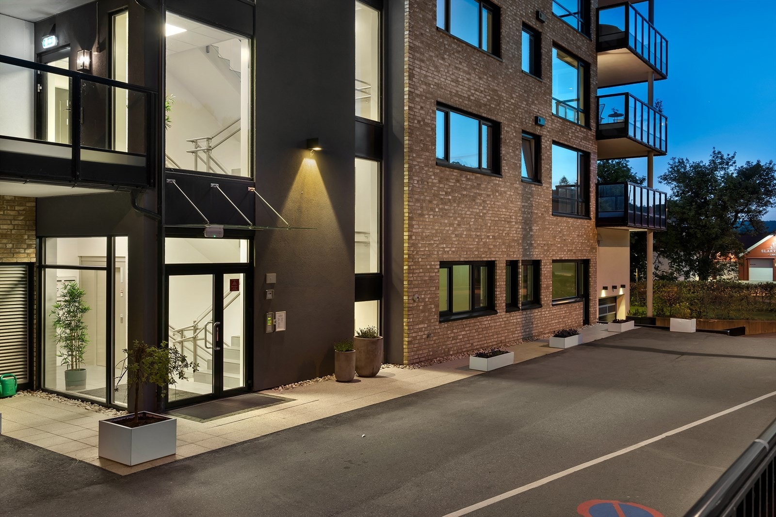 Fint inngangsparti - nedkjøring til garasjekjeller helt til høyre på bilde (medfølger garasjeplass og egen bod i kjeller) Galleribilde