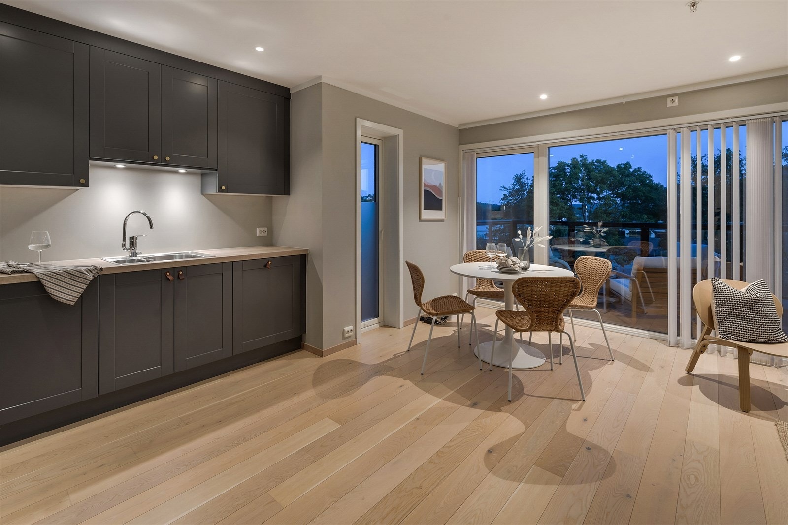 Kjøkkenet har flott innredning fra Strai med integrerte hvitevarer i sort utførelse. Spotter i taket i kjøkkensonen gir god lyssetting når du skal lage mat Galleribilde