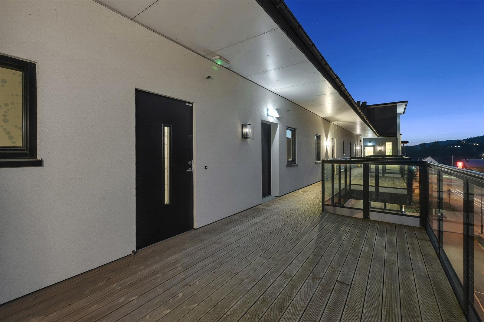 Hyggelig uteplass foran inngangsdøra der du også kan ha cafe-sett til morgenkaffen Galleribilde