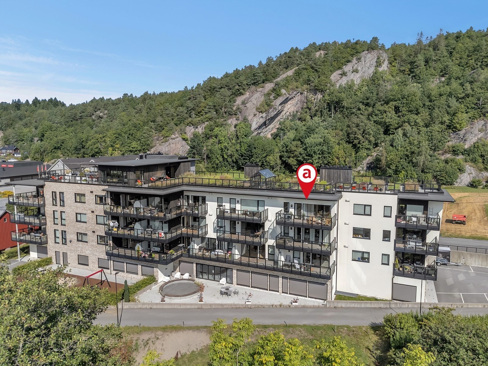 Det kan trekkes frem barnehager, skoler (1-10.kl), dagligvarebutikk, bensinstasjon og friluftsområder. Kort vei til Tangvall med kjøpesenter og til Høllen med strand og turstier Galleribilde