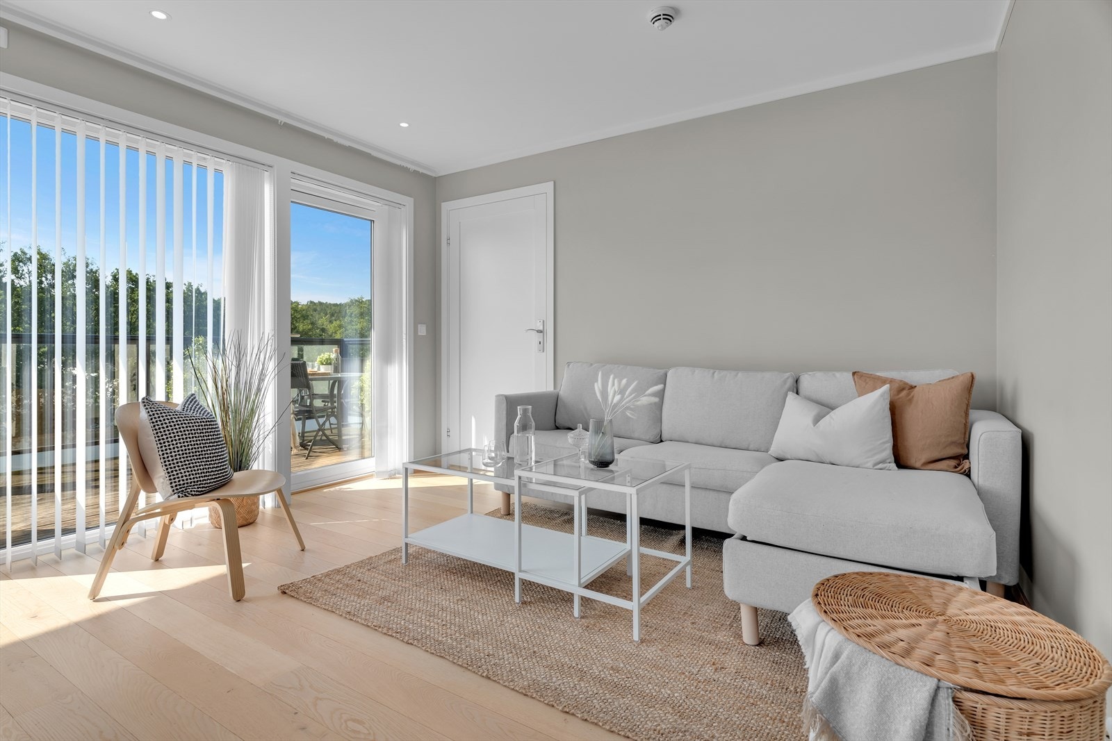 Ut fra stuen er det en deilig veranda på 16kvm med god plass til utemøbler, grill og beplantning Galleribilde