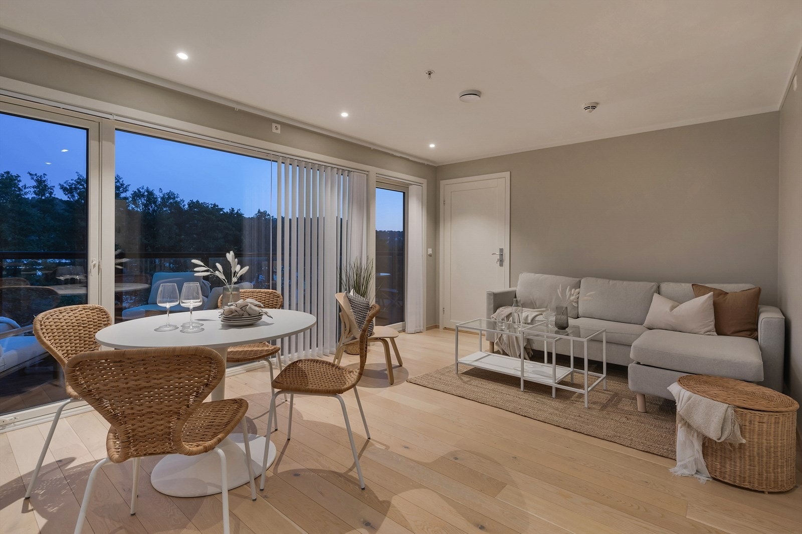 Strøken, romslig og moderne 3-roms toppleilighet fra 2018 med sør-vendt og naturskjønn utsikt Galleribilde