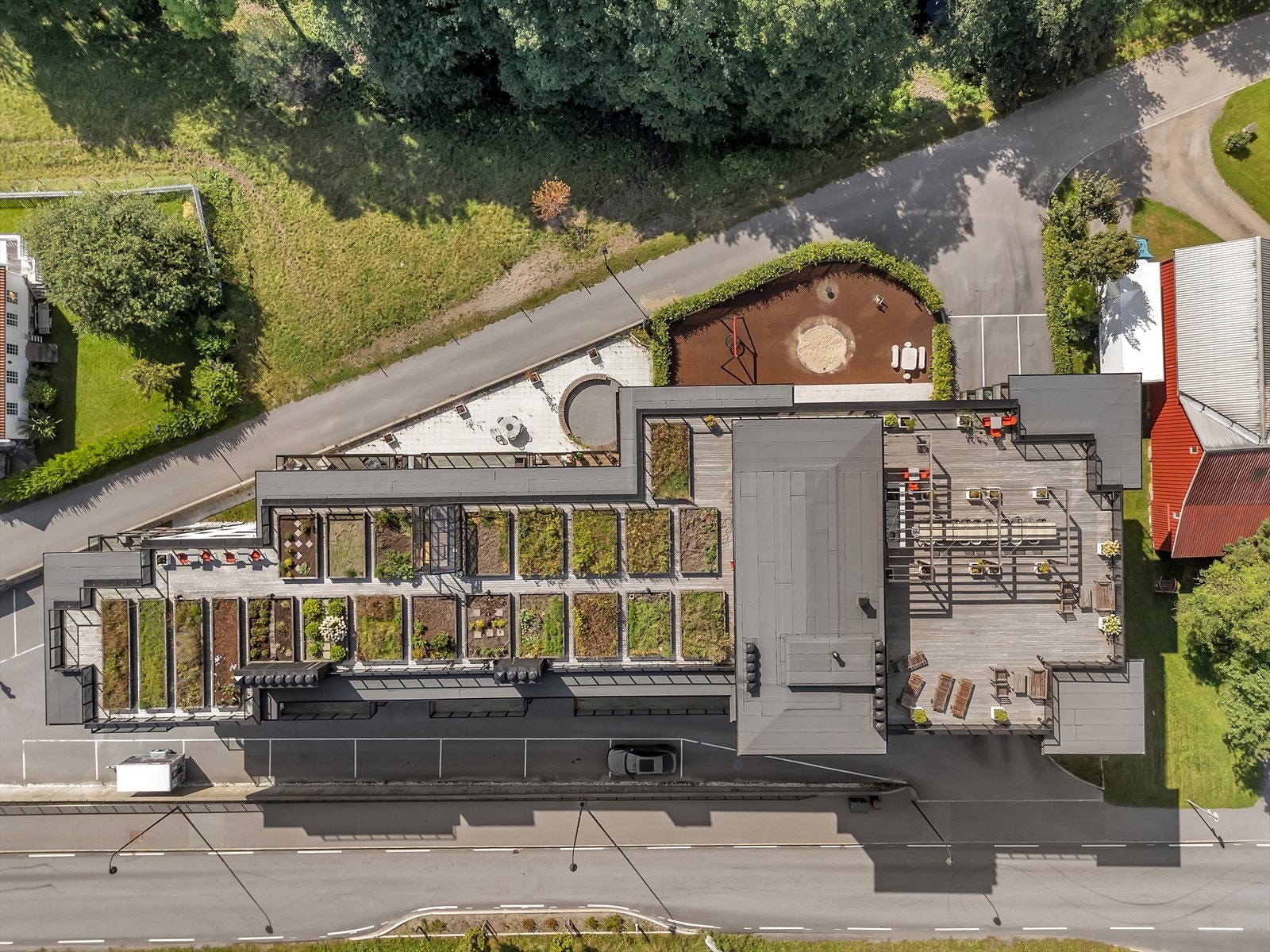 Her er det selskapslokale med kjøkken, toalett og peisstue, dyrking i egen hageparsell og store fellesareal Galleribilde