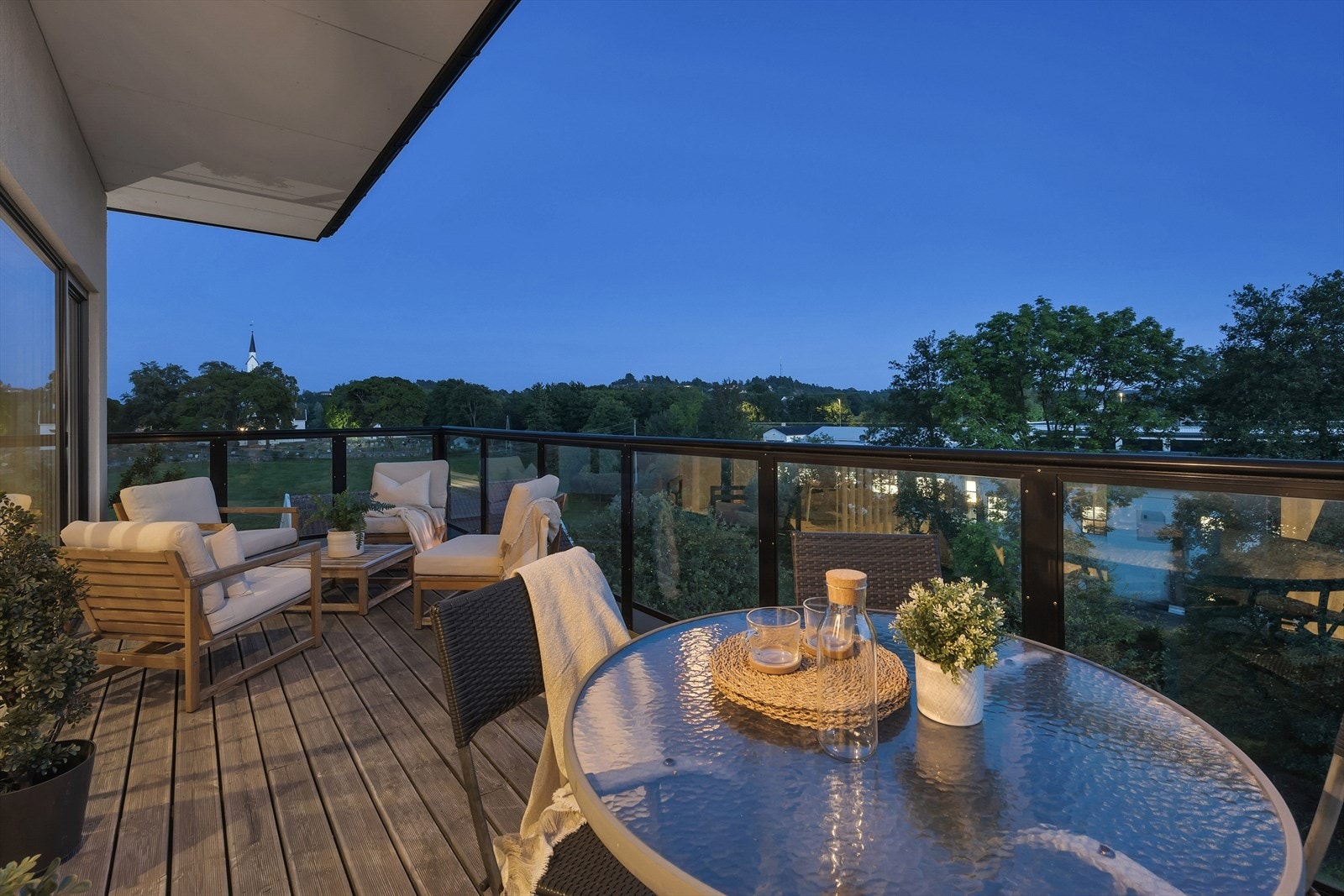 Her kan du ha flere utemøbler og grill - alt etter eget behov og ønske Galleribilde