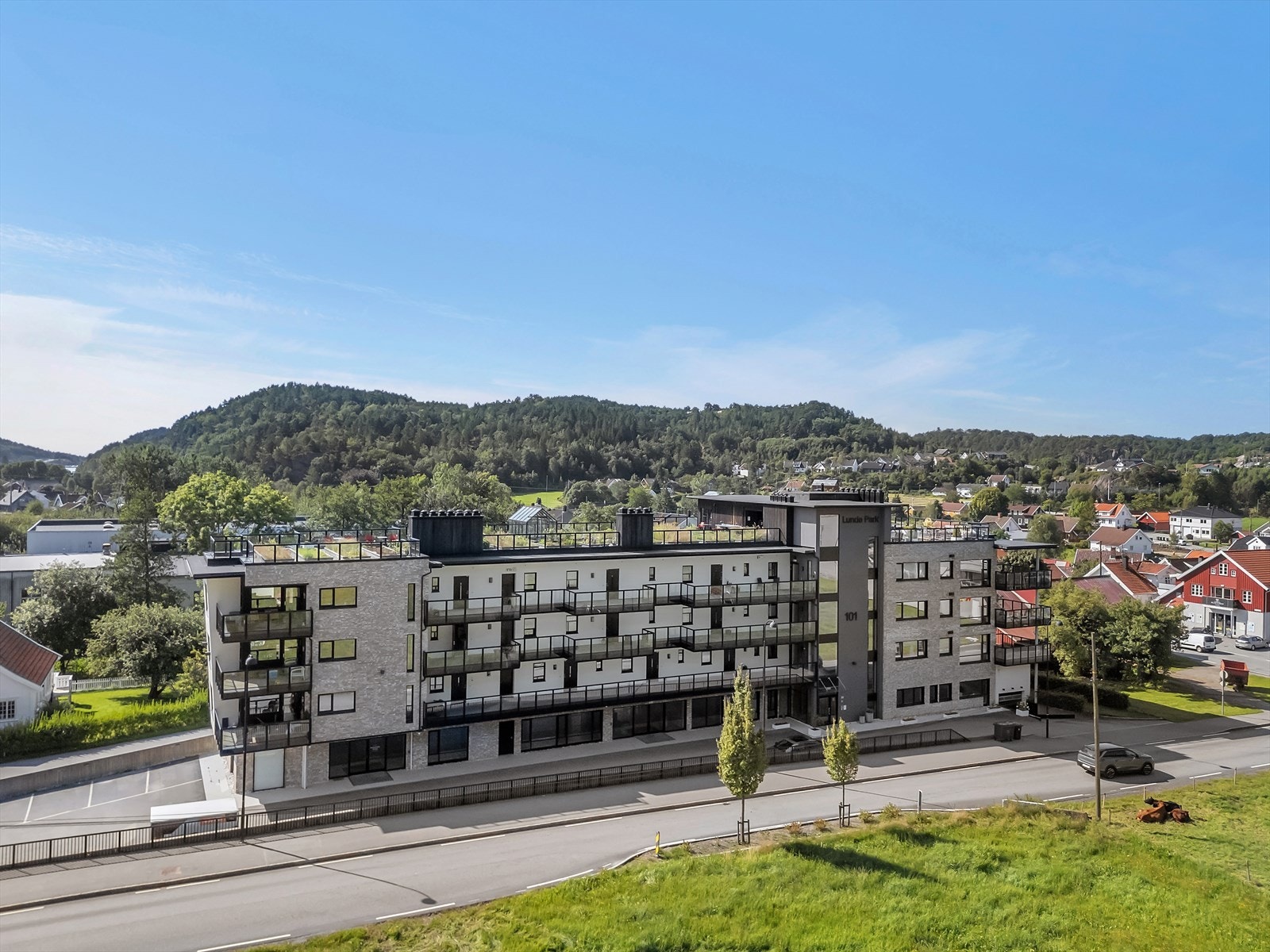 Lundeveien 101 er fra 2018 og har moderne og unike fellesareal med "Lundehagen" Galleribilde