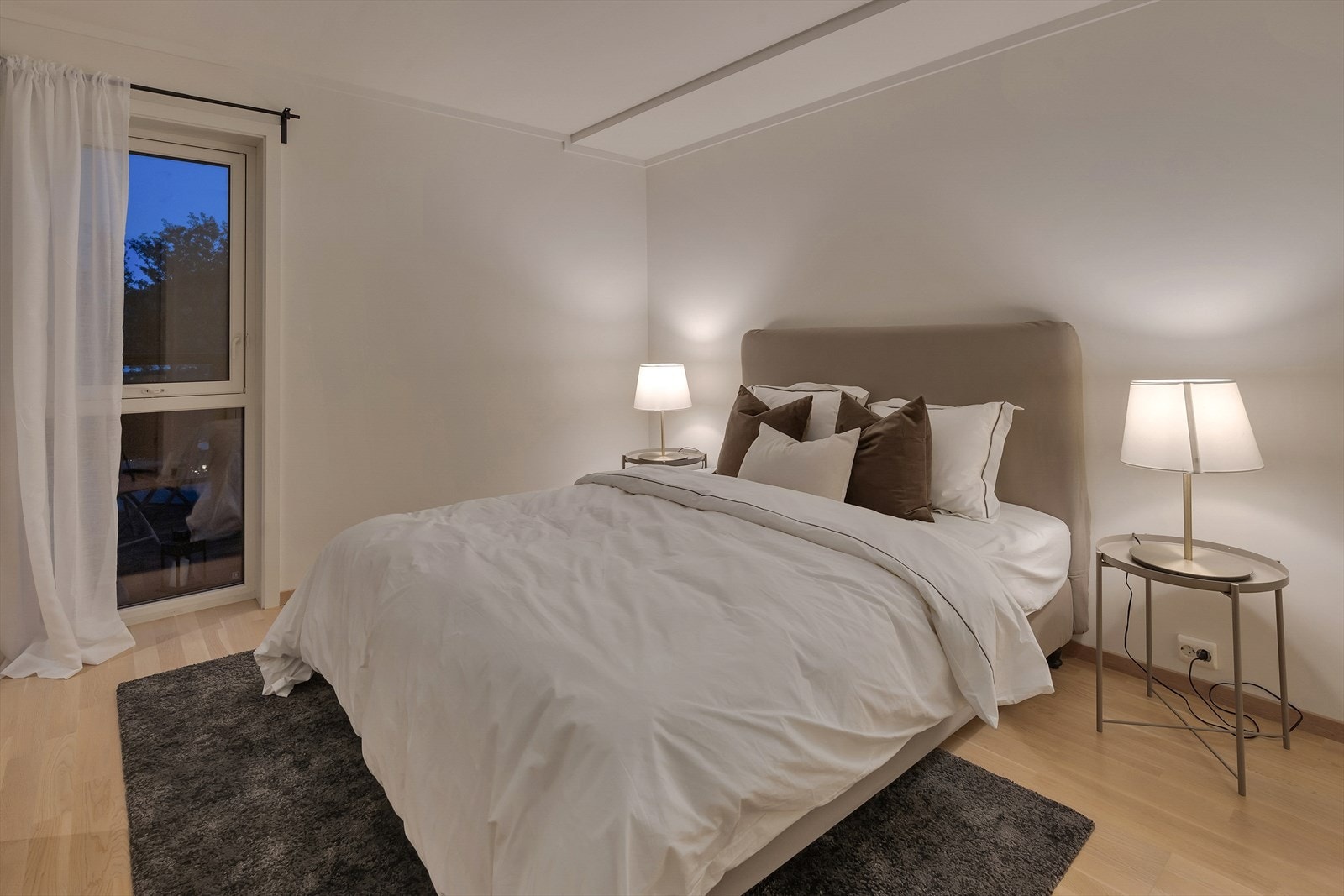 Hovedsoverommet har god plass til dobbeltseng og tilhørende møblement - med tilgang til eget flislagt bad og teknisk rom/bod Galleribilde