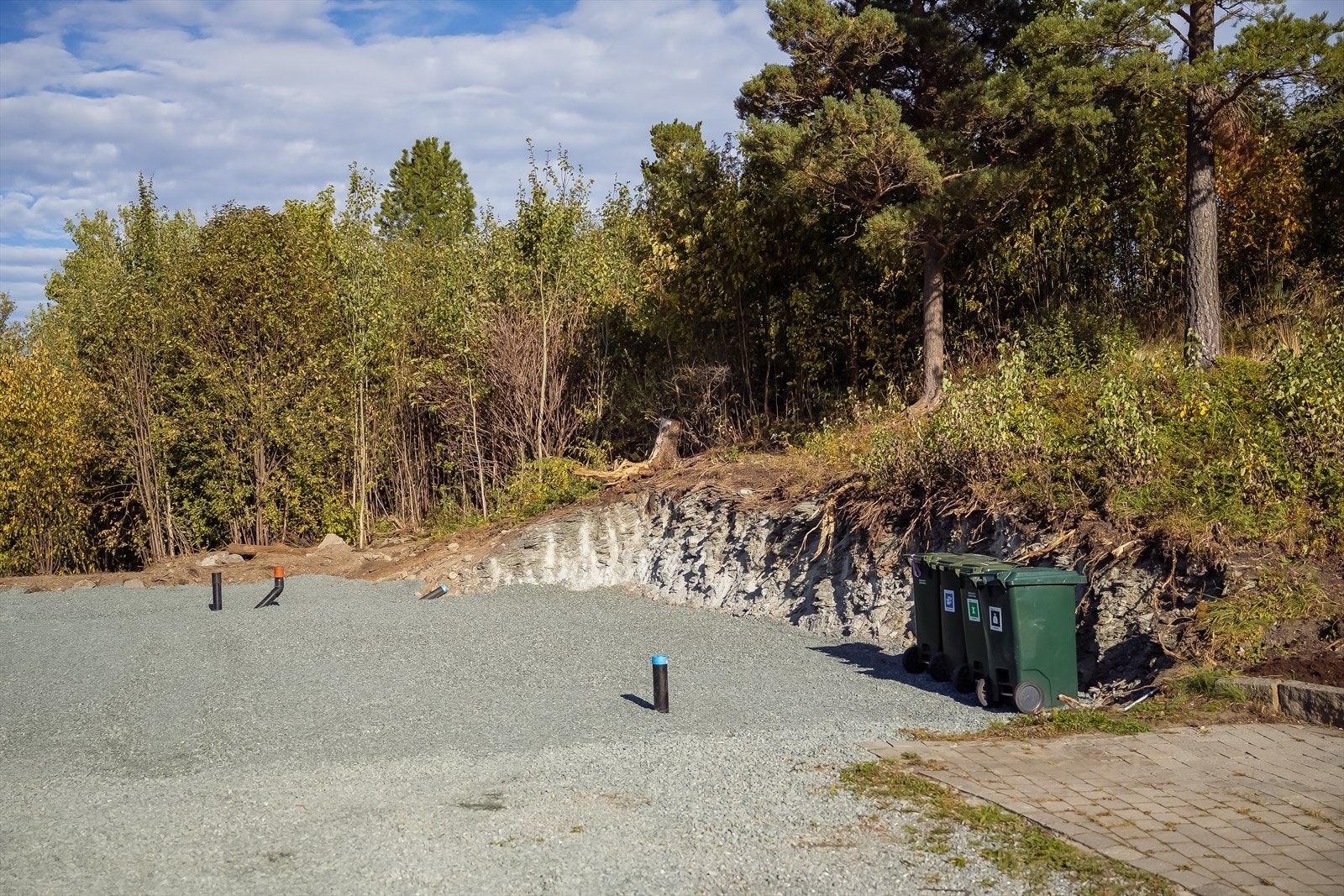 Det er i 2025 fjernet bergmasse, gruset opp og lagt inn teknisk infrastruktur for enkel etablering av ny garasje. Galleribilde