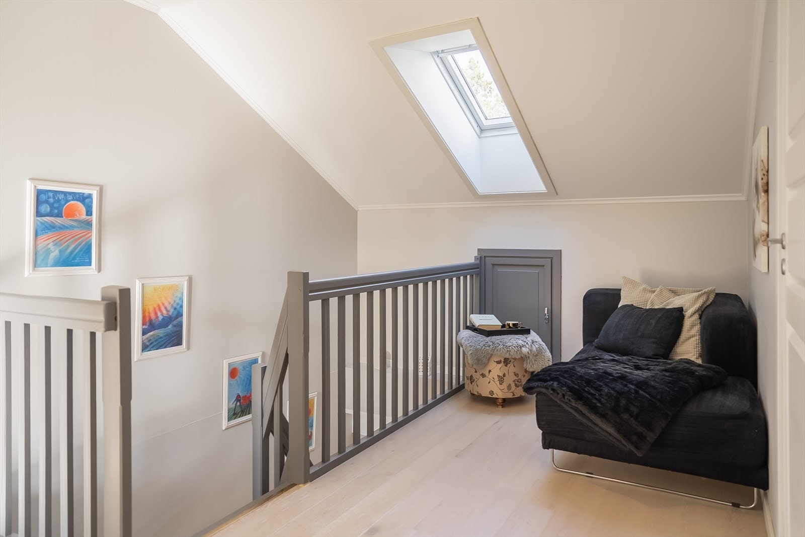 I gangen i 2. etasje får du godt med dagslys fra velux takvindu. Det er også lagt nytt eikeparkett i hele 2. etasje. Galleribilde