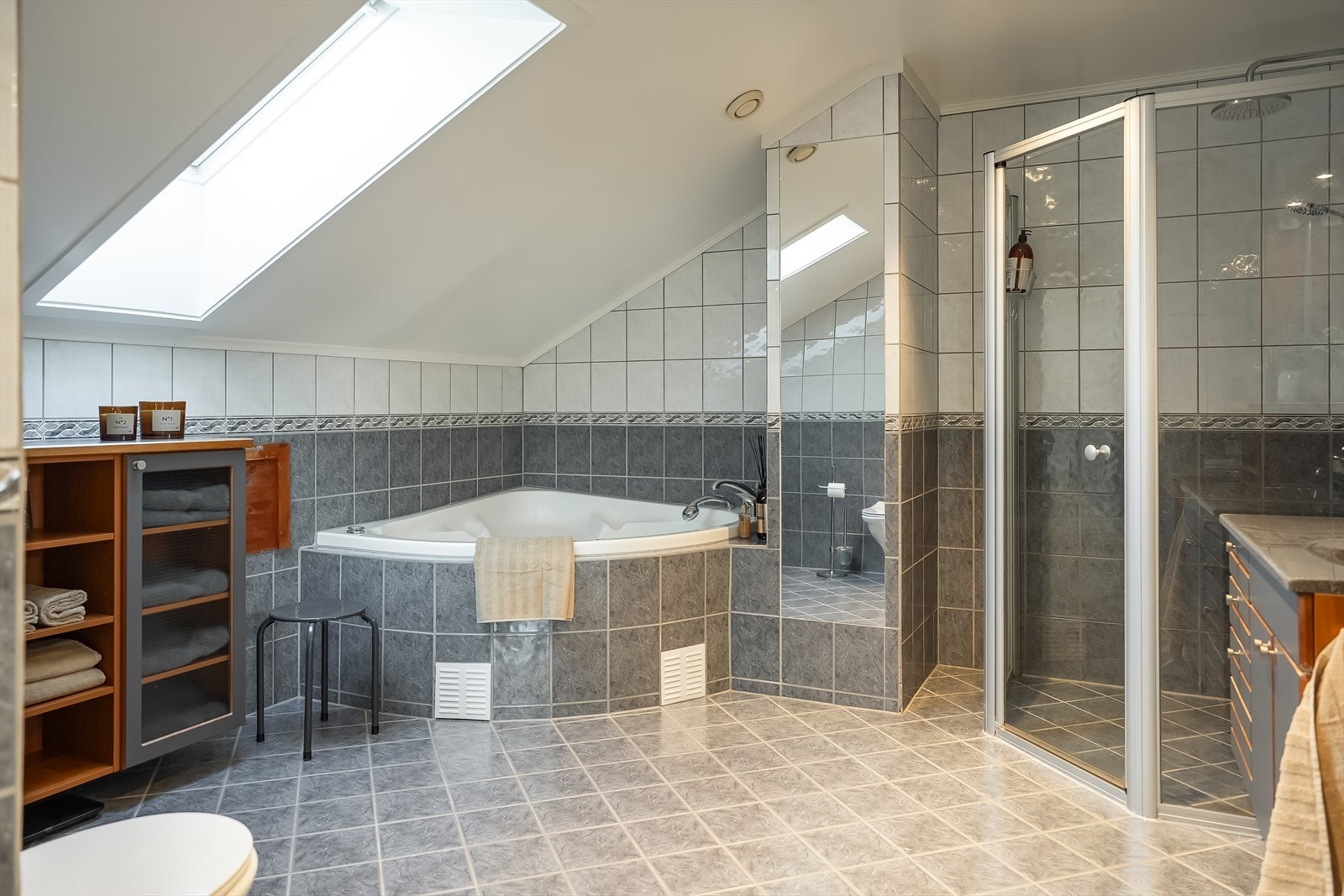 Her er det også velux takvindu, som gir godt med dagslys i rommet. Det er også lagt varmekabler i gulv. Galleribilde