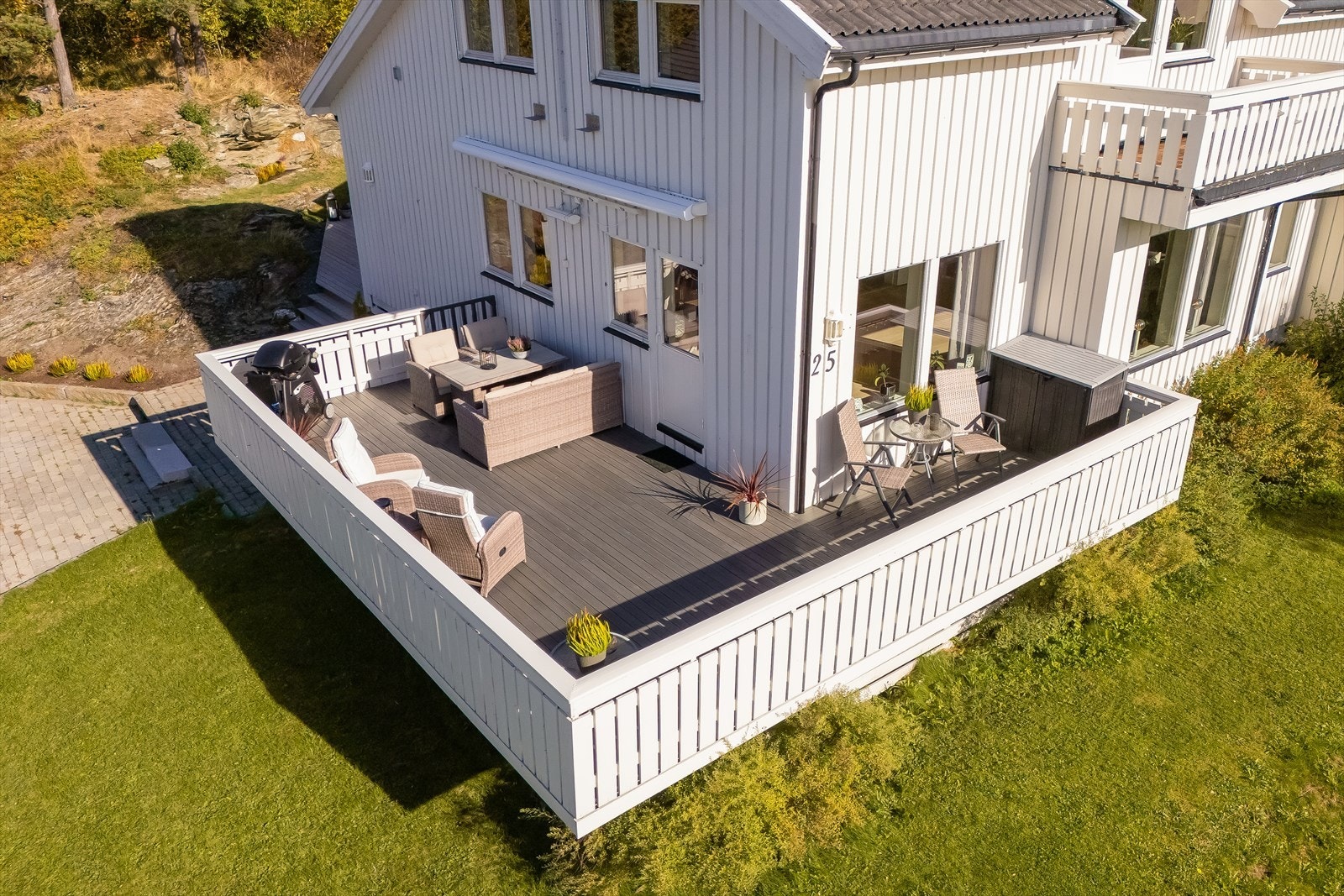 Her ser du de mange møbleringsmulighetene på den romslige verandaen. Galleribilde