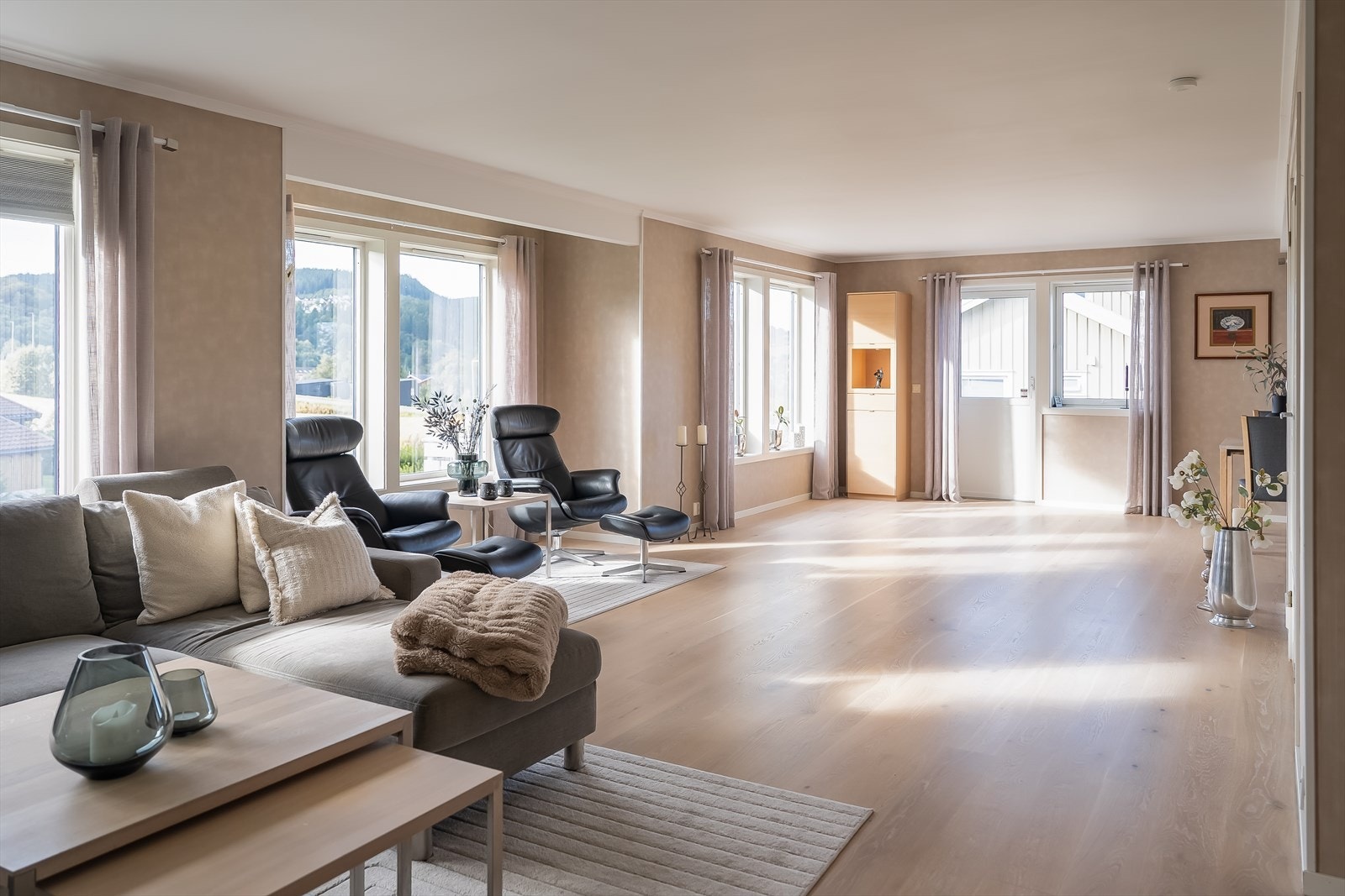 Stue- og kjøkkenarealet er målt til totalt 70,4 m² og har mer enn nok plass til storfamilien, med sosiale sammenkomster og selskap. Galleribilde
