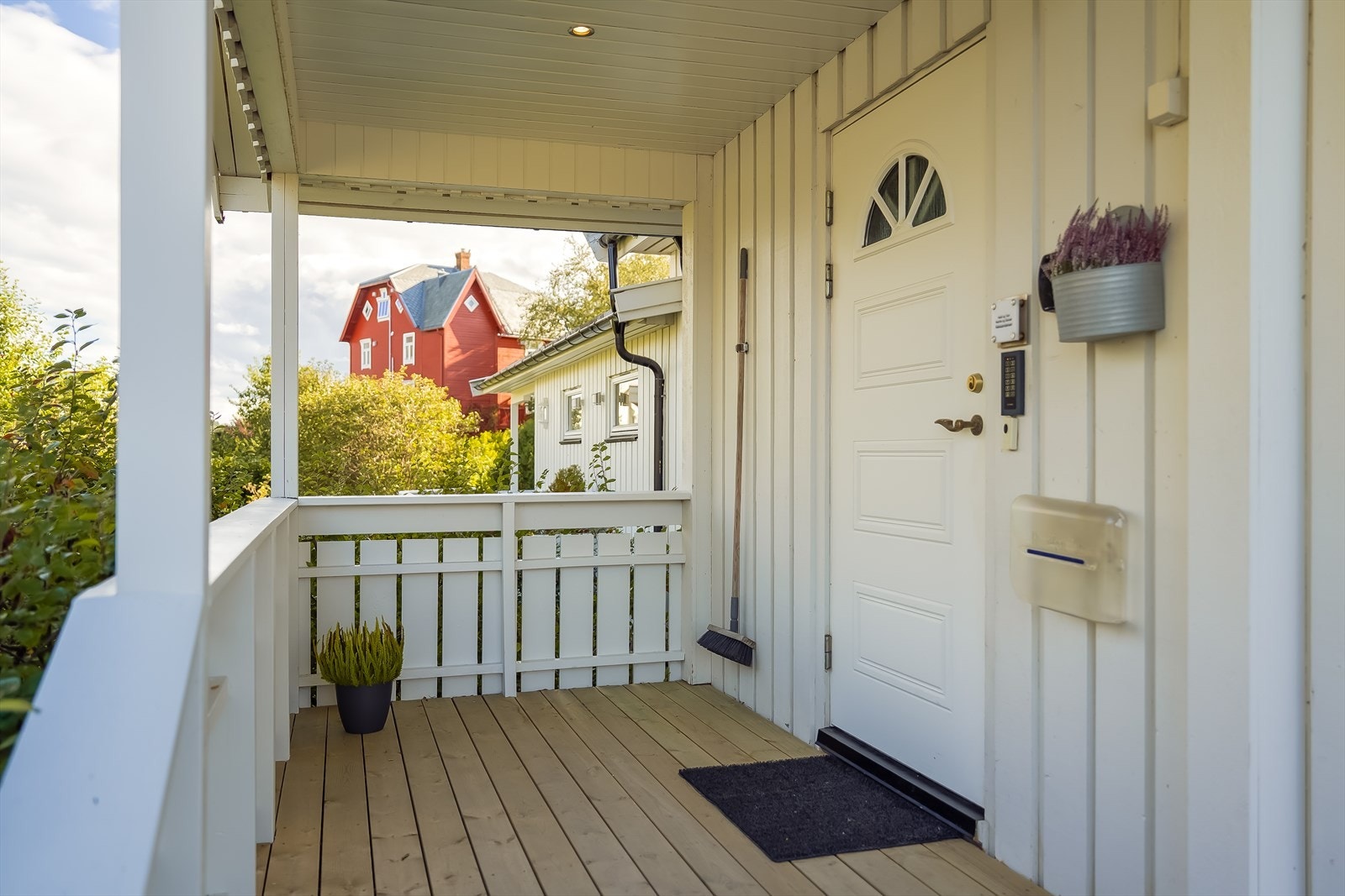 Her har får du et innbydende, overbygd inngangsparti med downlights i tak. Velkommen inn! Galleribilde