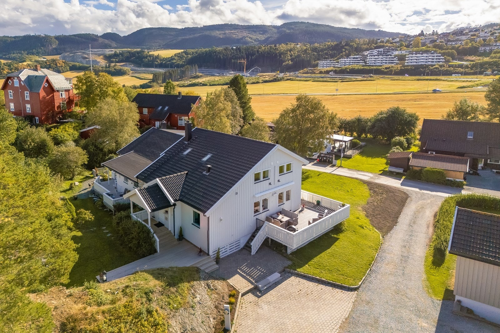 Gårdsplassen er lagt i brostein og det er godt med plass til parkering av flere biler. Galleribilde