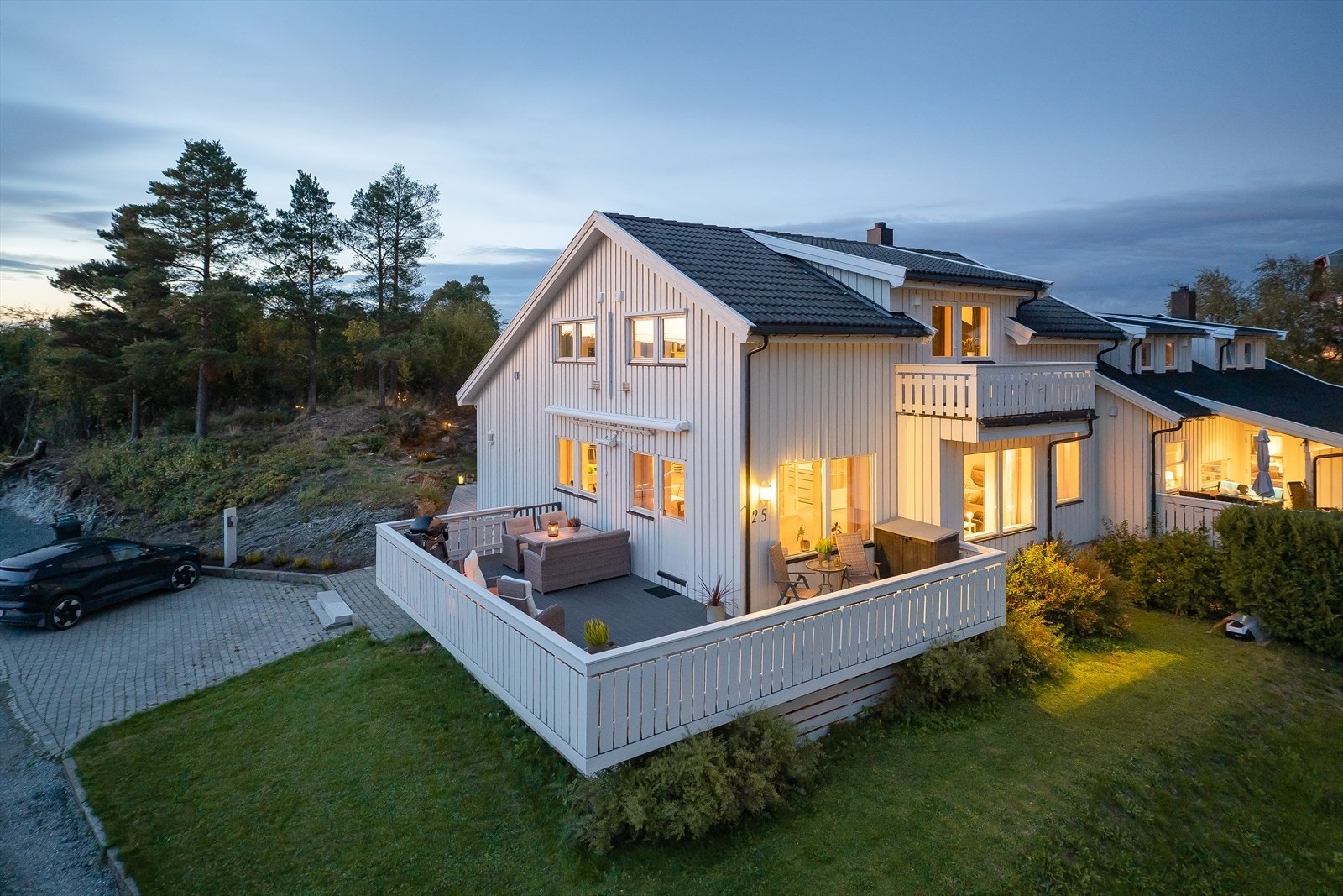 Velkommen til Humlehaugvegen 25 - en innholdsrik og moderne familiebolig med ettertraktet beliggenhet på toppen av Humlehaugen! Galleribilde