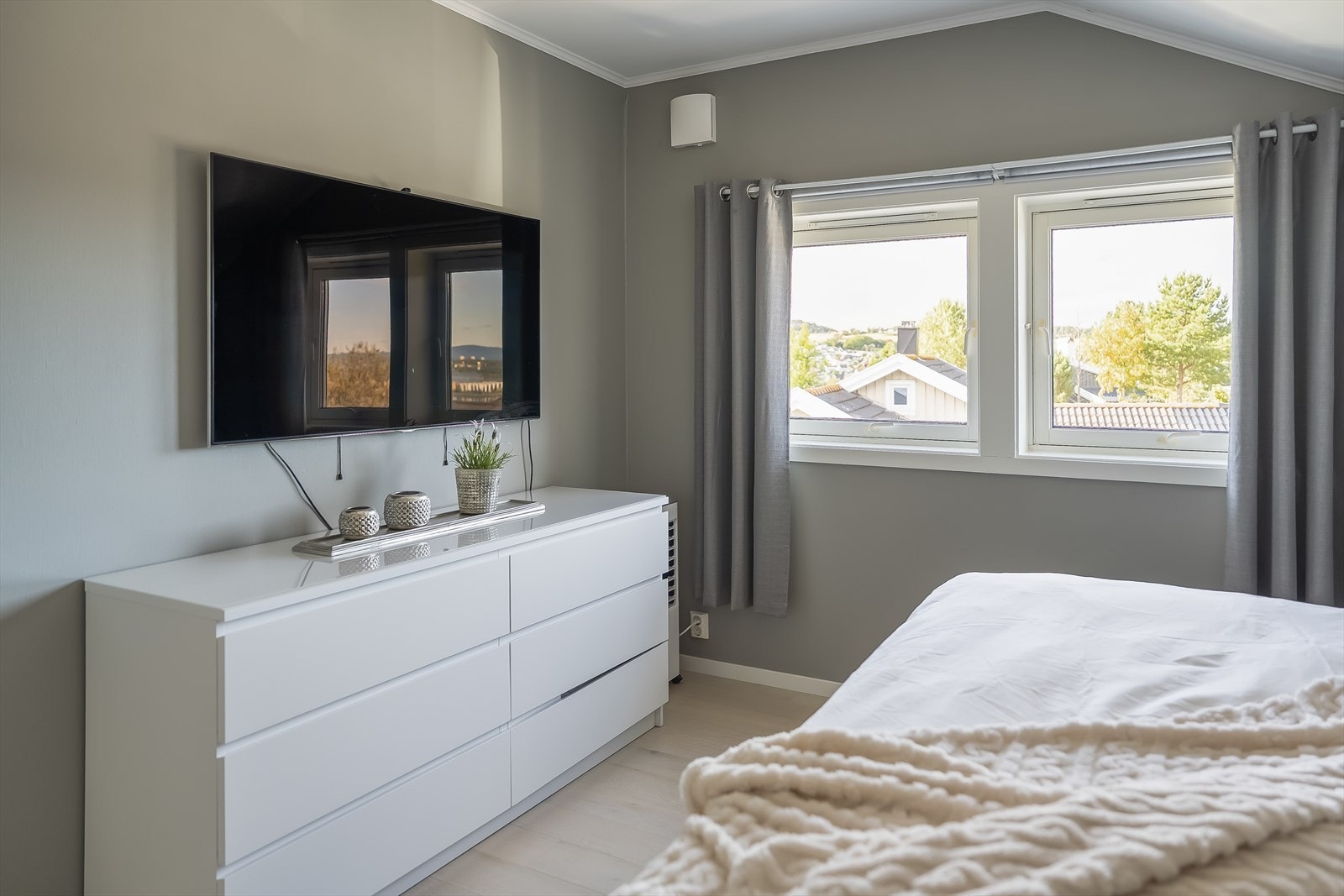Rommet vender mot vest, som gjør at du unngår å få morgensolen inn i rommet. Galleribilde