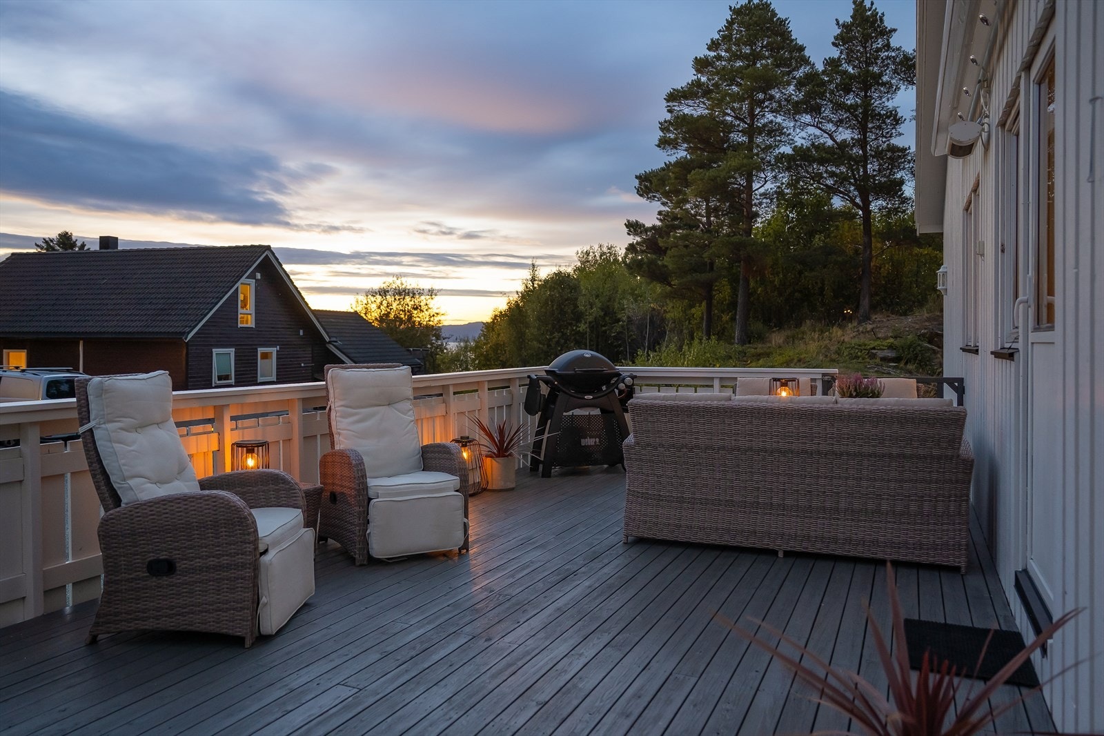 Med direkte utgang fra stue og kjøkken har man en romslig terrasse på 38 m², som strekker seg helt fra sør til nord. Her får du også et gløtt av Trondheimsfjorden. Galleribilde