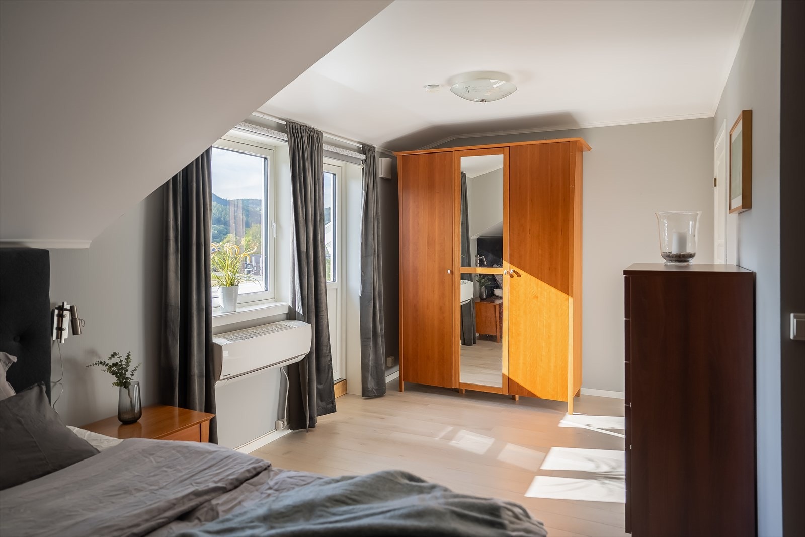 Rommet er av sjeldent god størrelse og kan også brukes som eks. loftstue for de minste. Galleribilde