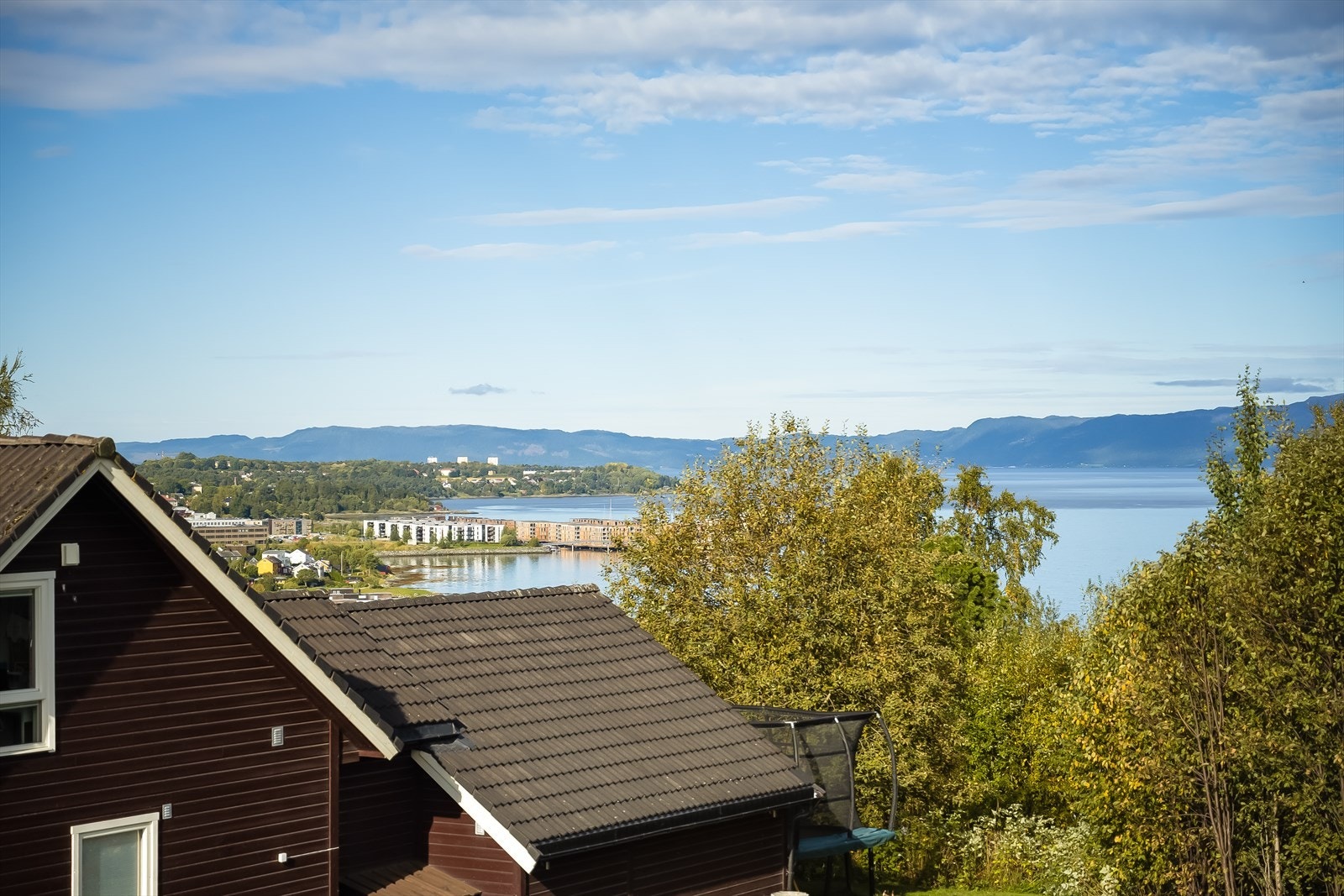 Ut soveromsvinduet har du en flott utsikt mot fjorden og Grilstad Marina. Galleribilde