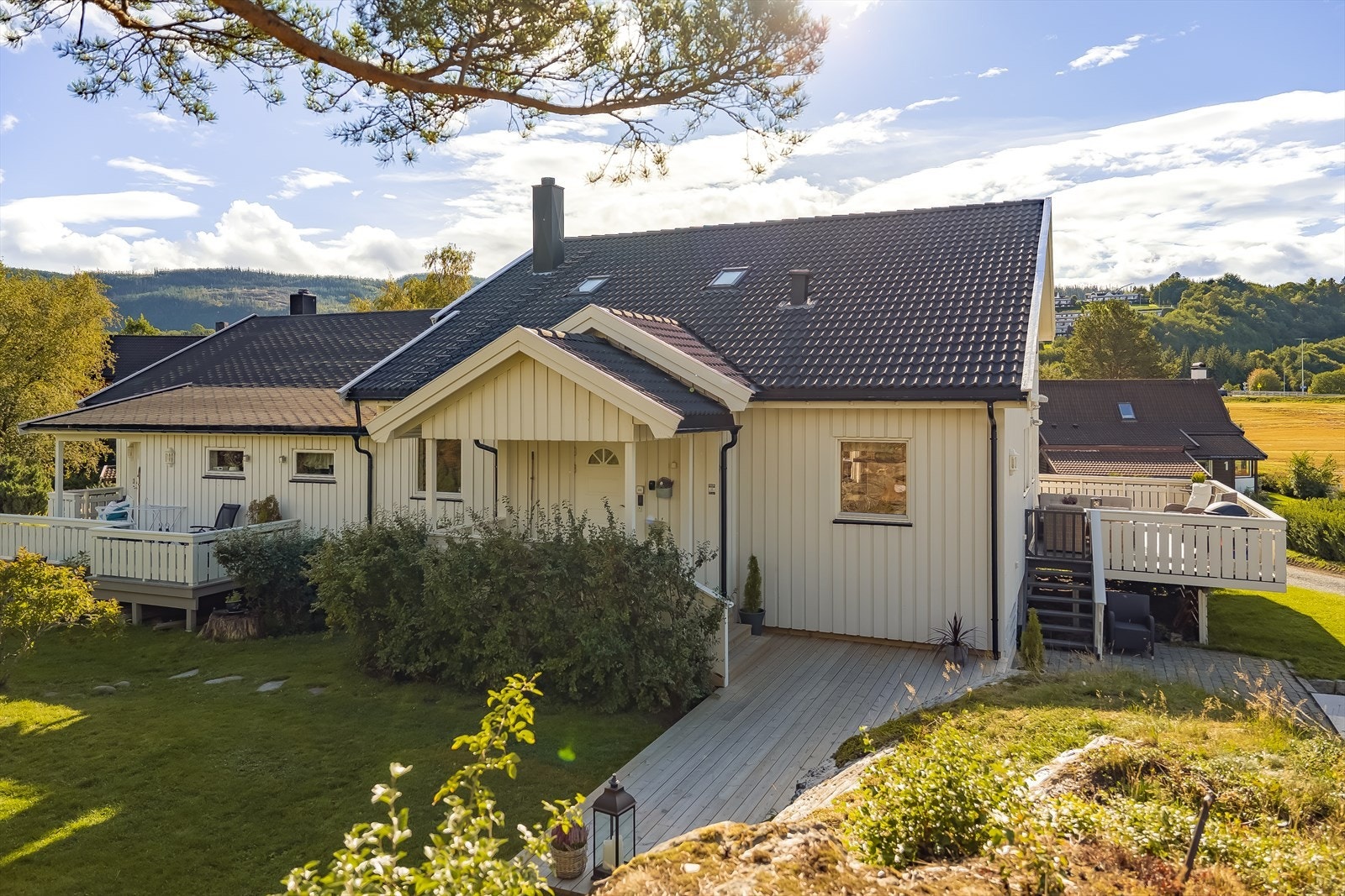 Yttervegg/fasade, taktekking, beslag og takrenner er alle vurdert til TG1. Huset fremstår som godt holdt. Galleribilde