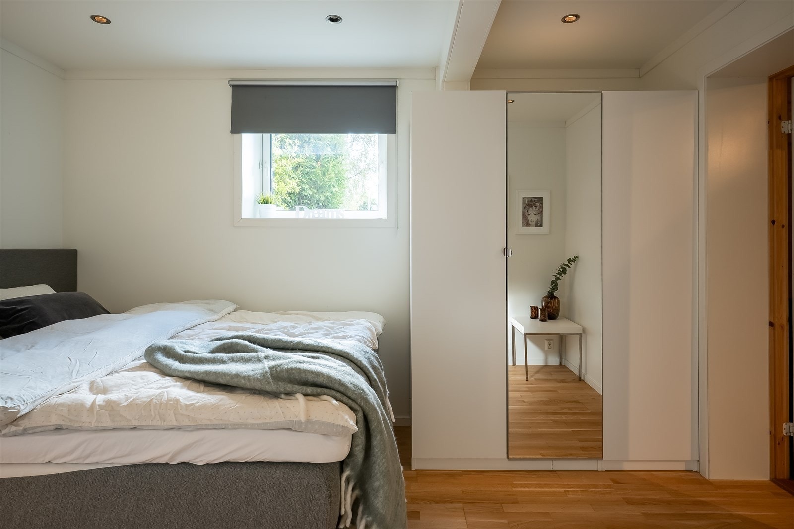 Rommet er målt til 10,1 m² og har plass til både dobbeltseng og garderobeløsning. Galleribilde