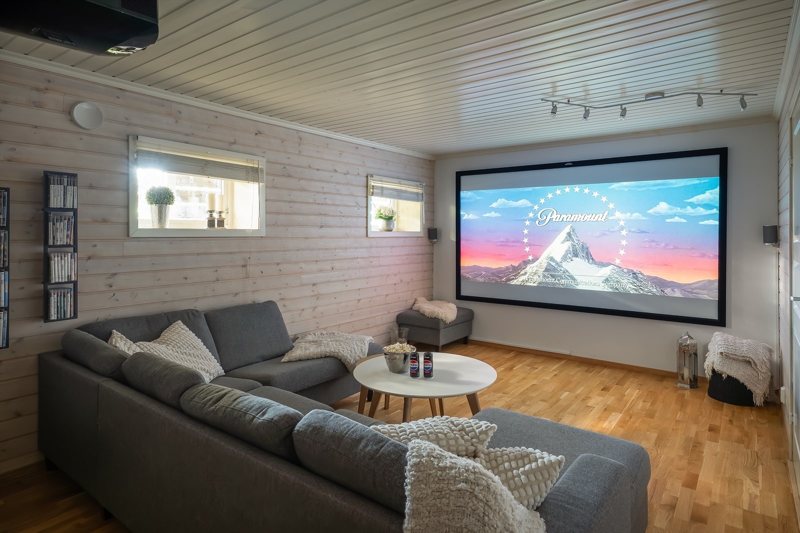 Det er også egen kjellerstue, som i dag brukes som hjemmekino. Rommet har mange bruksmuligheter. Galleribilde