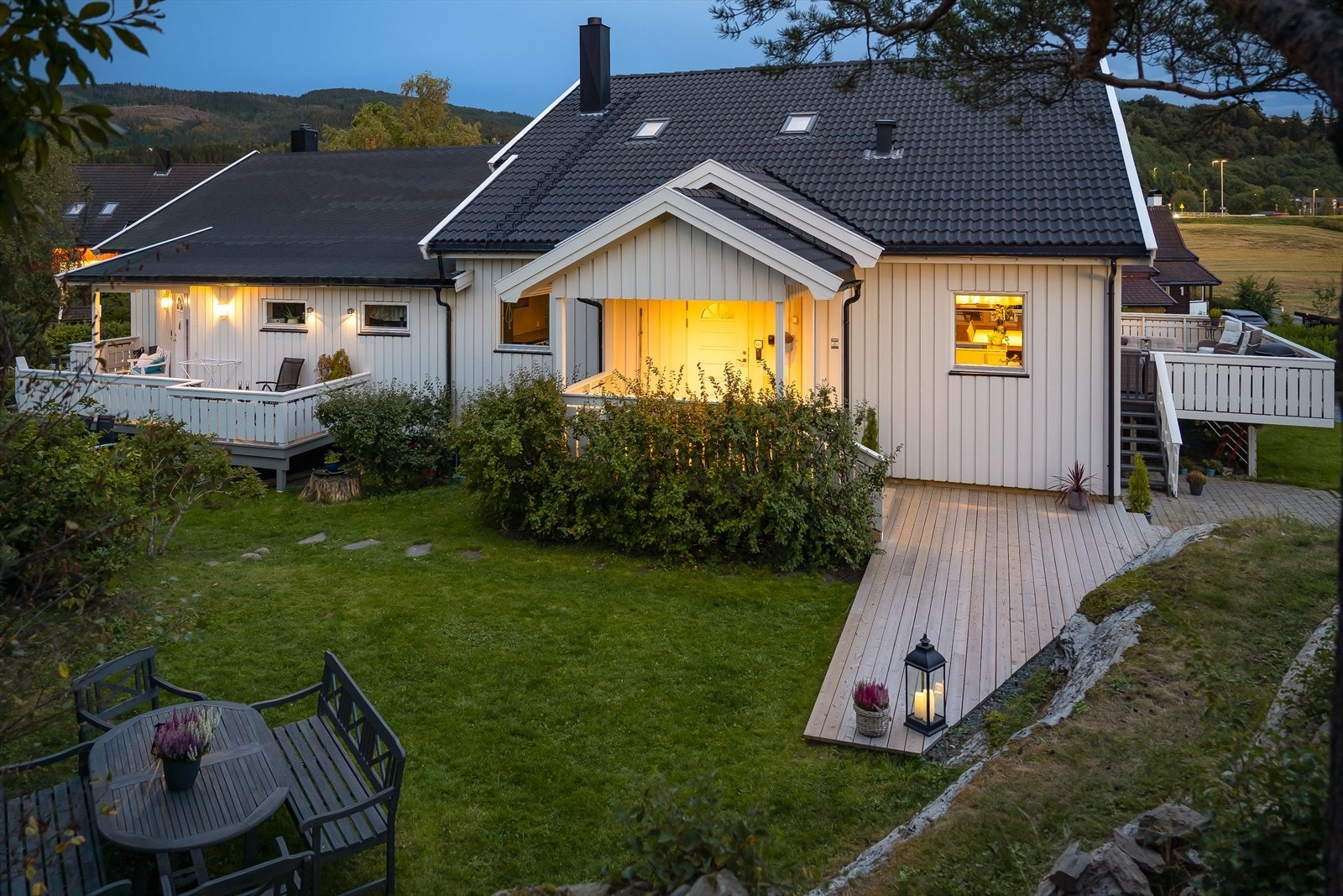 Naboeiendommen har inngang motsatt side, slik at eiendommene oppleves private og adskilte. Galleribilde