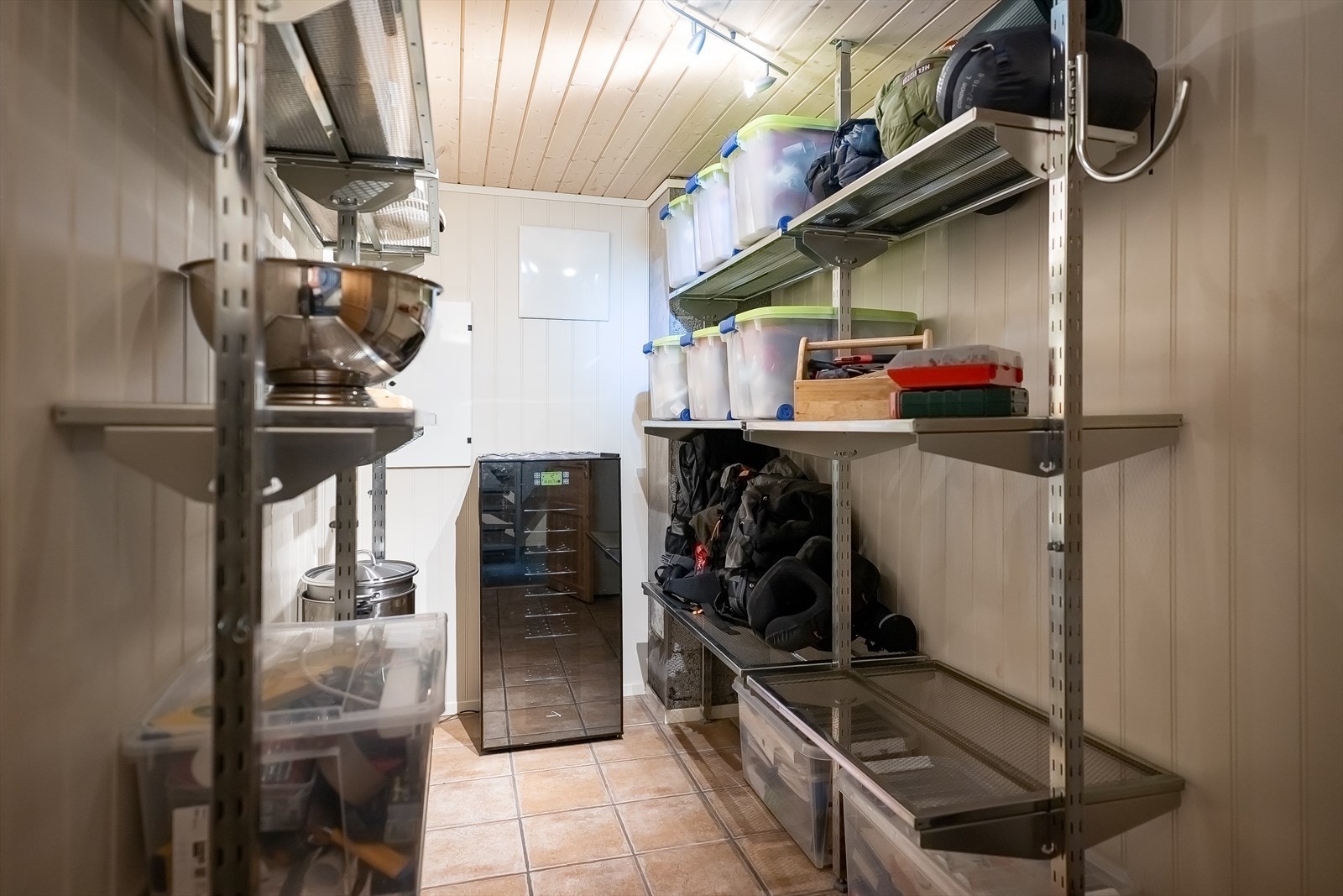Til ekstra oppbevaring har du kjellerbod på til sammen 9,4 m². Her finner du også sikringsskap og teknisk anlegg. Galleribilde