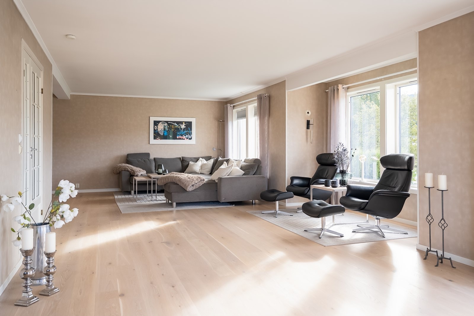 Stuen strekker seg langs hele sørvestsiden av boligen, med vindusflater i tre himmelretninger. Dette gir et enormt lysinnslipp. Rommet har ny eikeparkett og fremstår moderne. Galleribilde