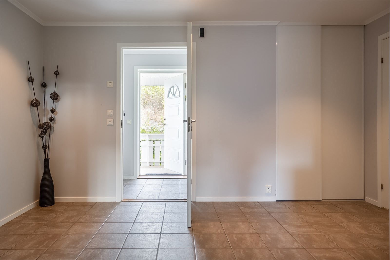 Videre kommer du inn i gangen, som rommer hele 20,7 m² og binder alle boligens rom sammen. Her er det etablert skyvedørsgardrobe for ekstra klesopbevaring. Galleribilde