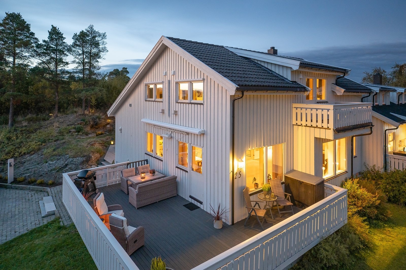 Boligen ligger skjermet plassert på en romslig naturtomt på 710 m². Beliggenheten i feltet byr på særdeles gode solforhold fra morgen til kveld. Galleribilde