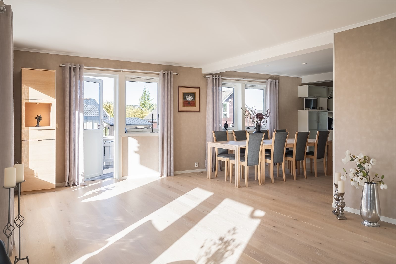 Spisestuen blir et naturlig skille mellom stuedel og kjøkkenet. Her er det godt med plass til langbord ved behov. Galleribilde