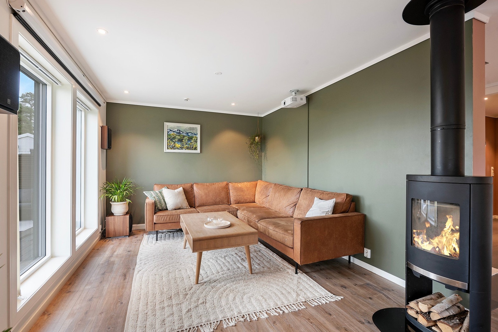 Her har du rikelig med naturlig lys via store vindusflater fra gulv til tak, i tillegg til god belysning fra downlights i taket Galleribilde