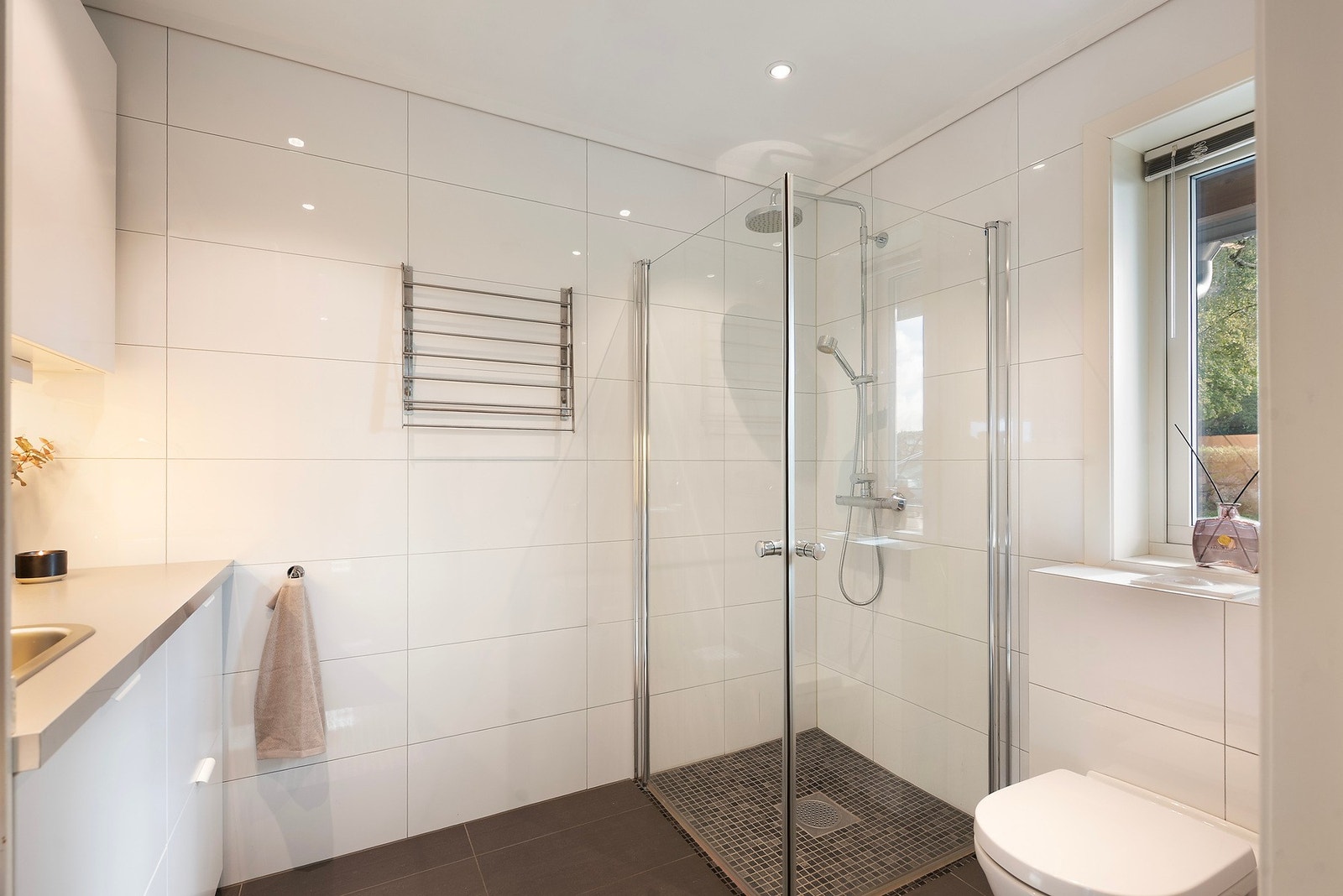 På badet i etasjen har du god skapplass, vegghengt toalett og dusjhjørne Galleribilde