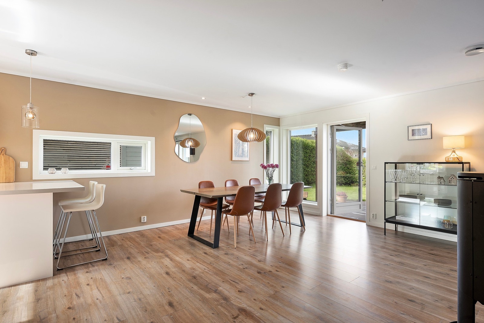 Med barløsning mot kjøkkenet har du et uformelt sted for et raskt måltid og et sosialt samlingspunkt ved matlagingen Galleribilde