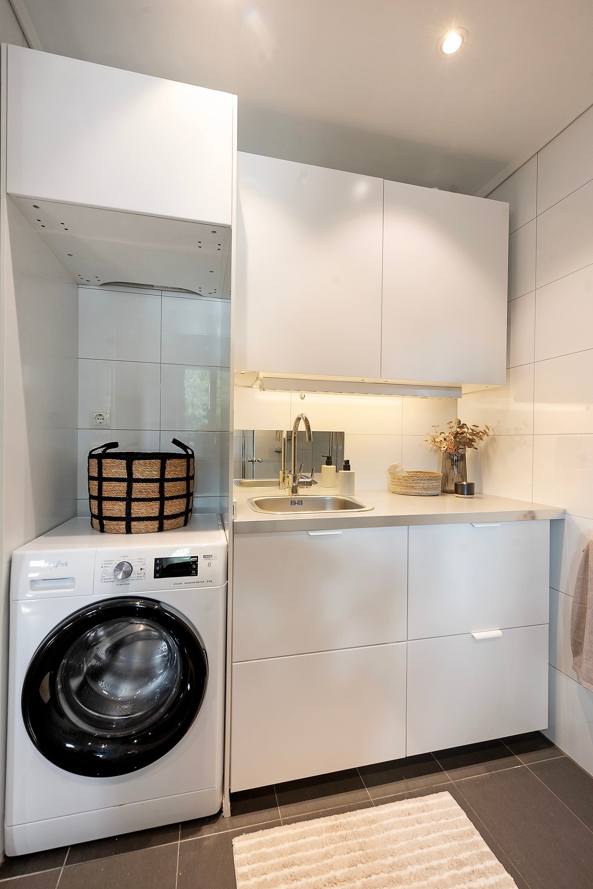 Ryddig og diskret plass til vaskemaskin og tørketrommel, og muligheter for god organisering i skapene Galleribilde